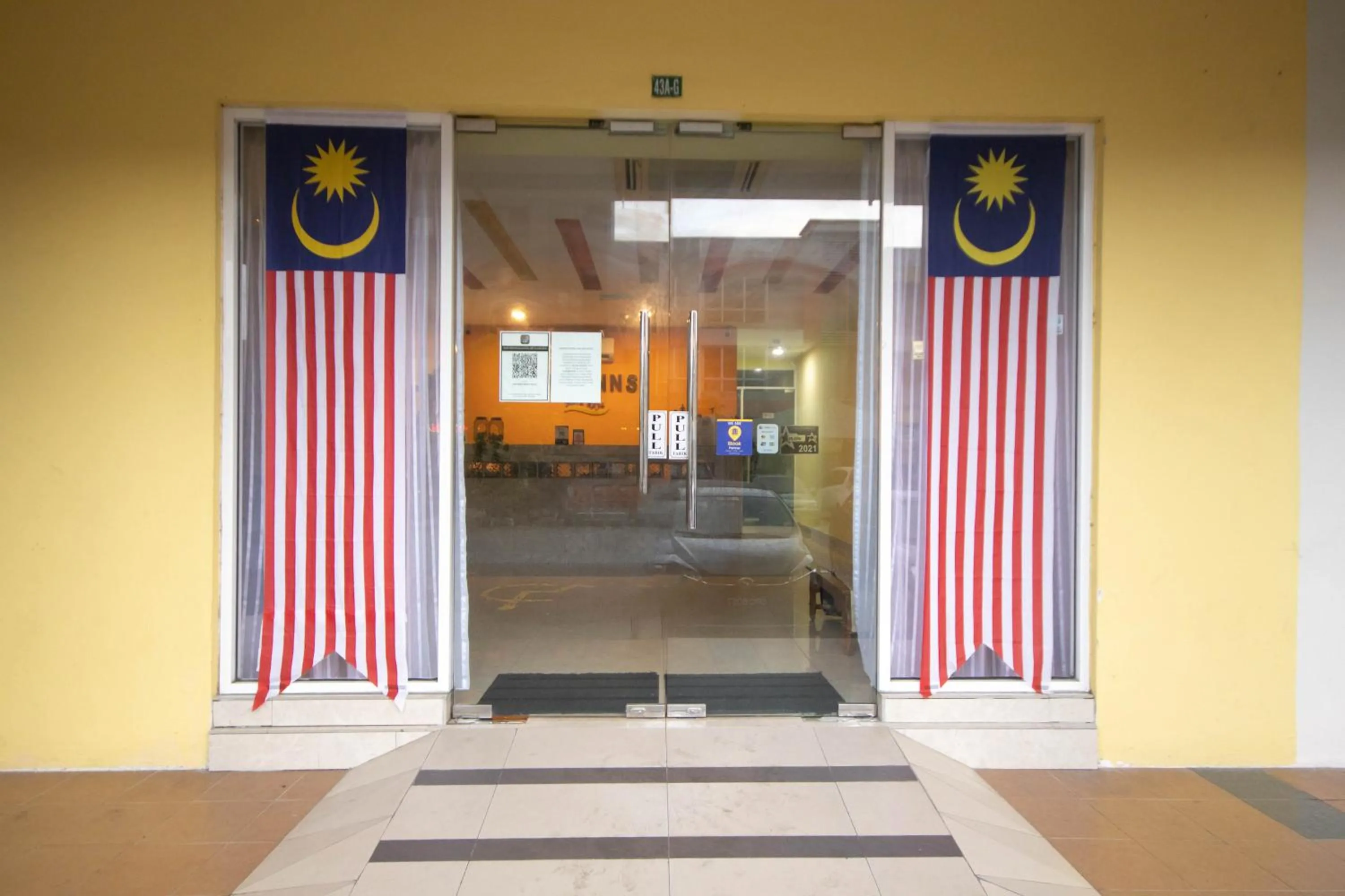 Facade/entrance in Sun Inns Hotel Meru Raya