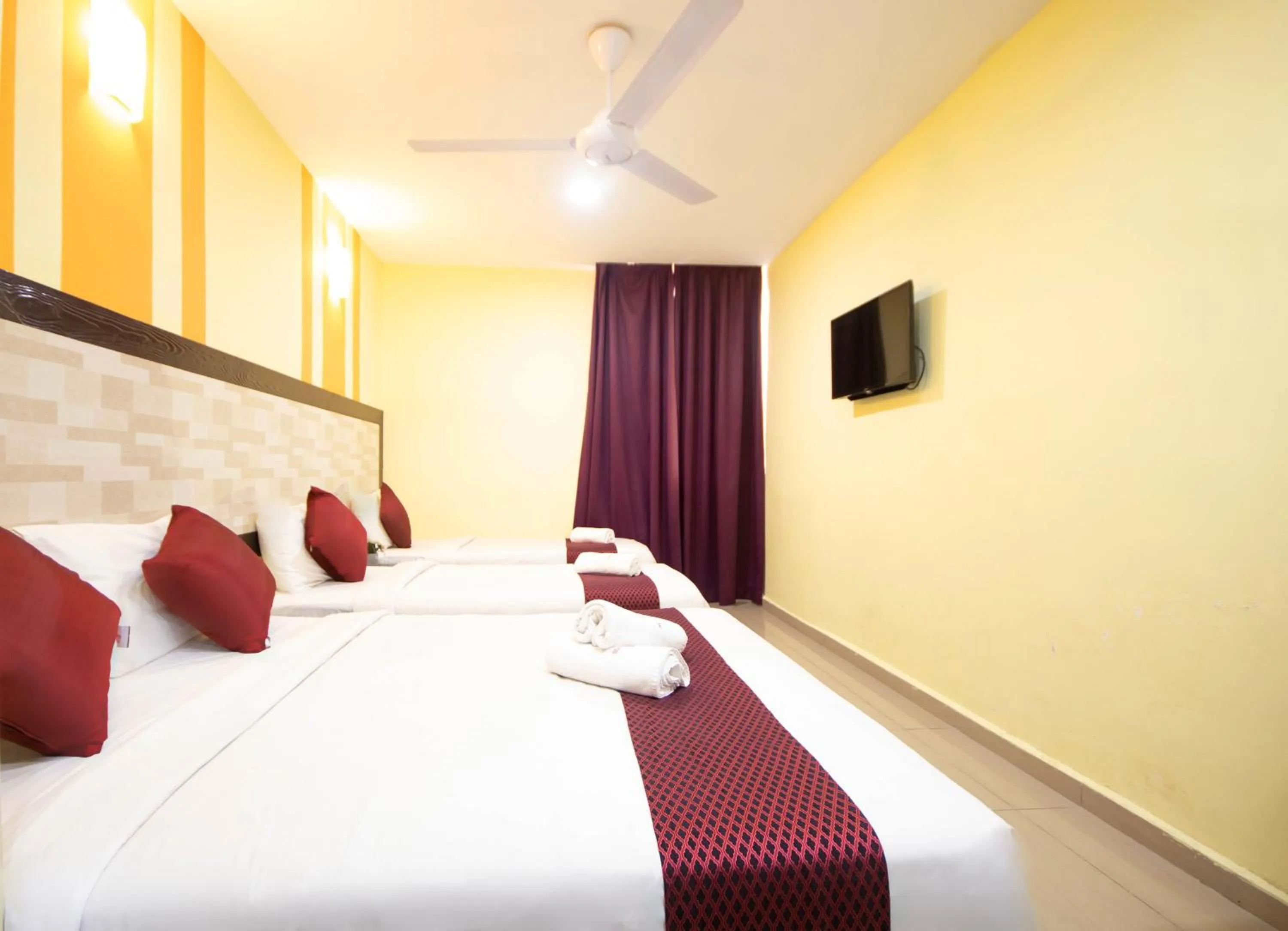 Bed in Sun Inns Hotel Meru Raya