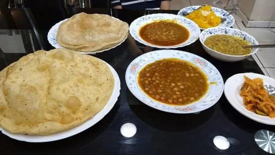 Breakfast in New Taj Hotel