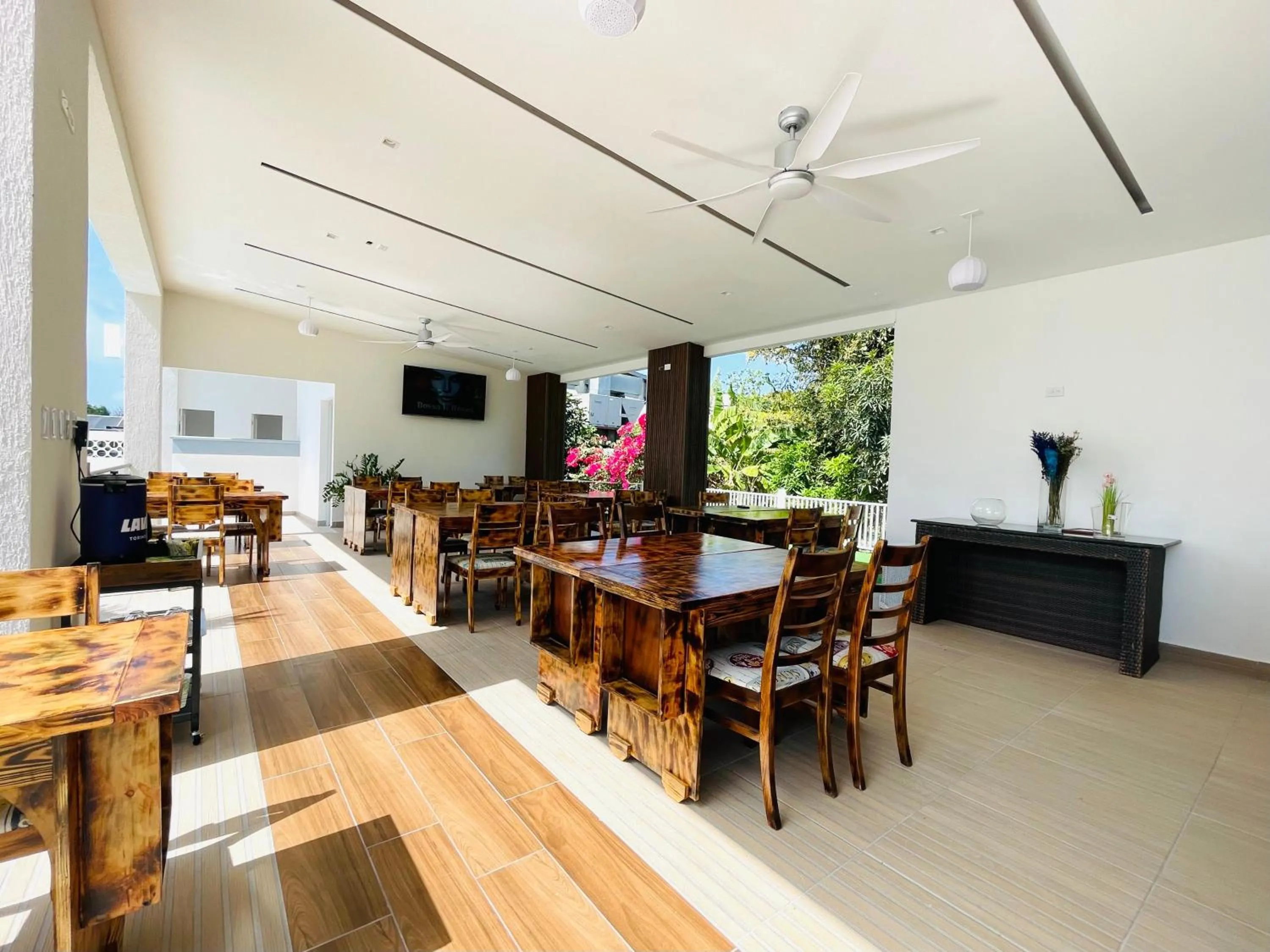 Restaurant/places to eat in Hotel Coronado Inn