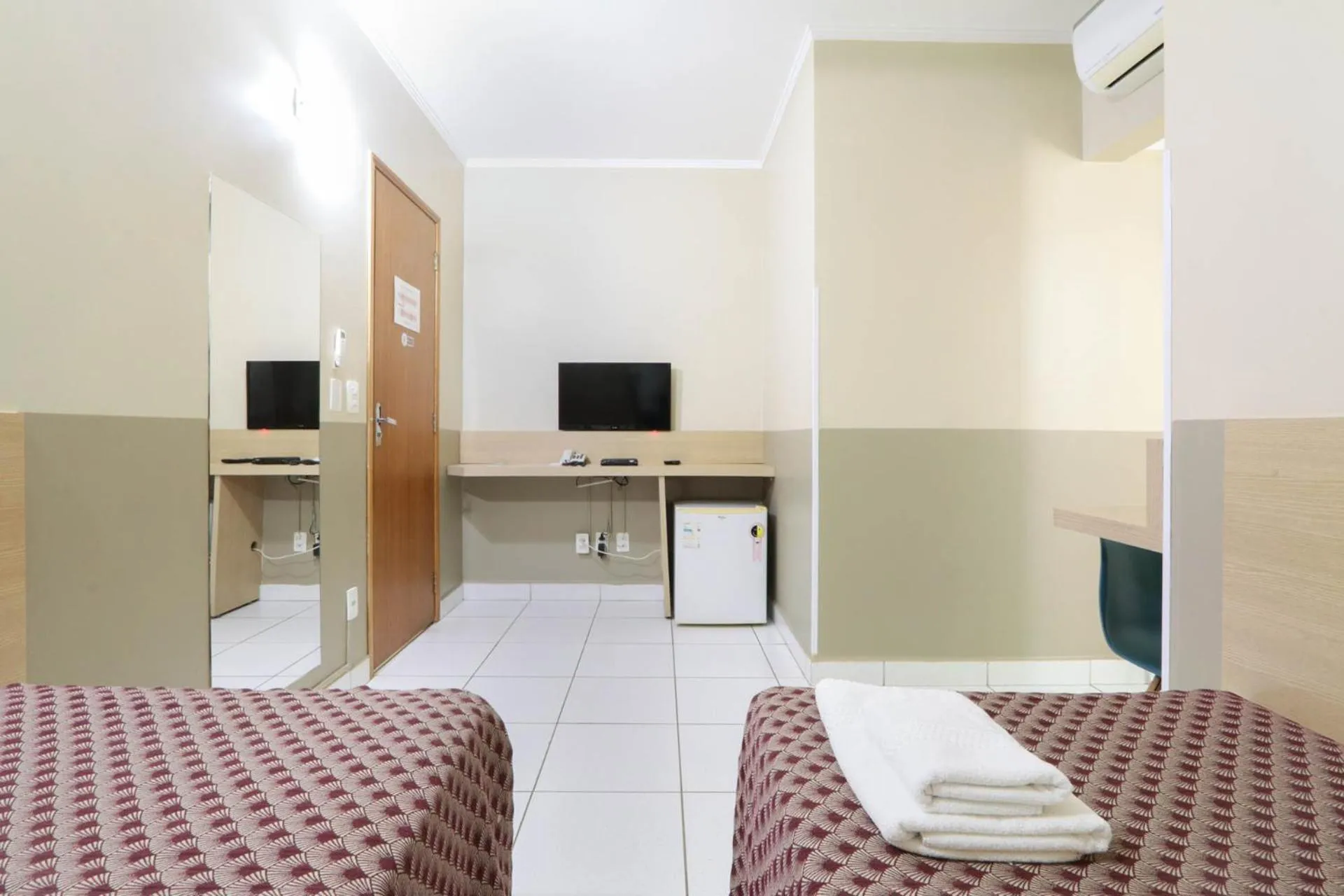 View (from property/room), Bed in Hotel Copacabana Piracicaba