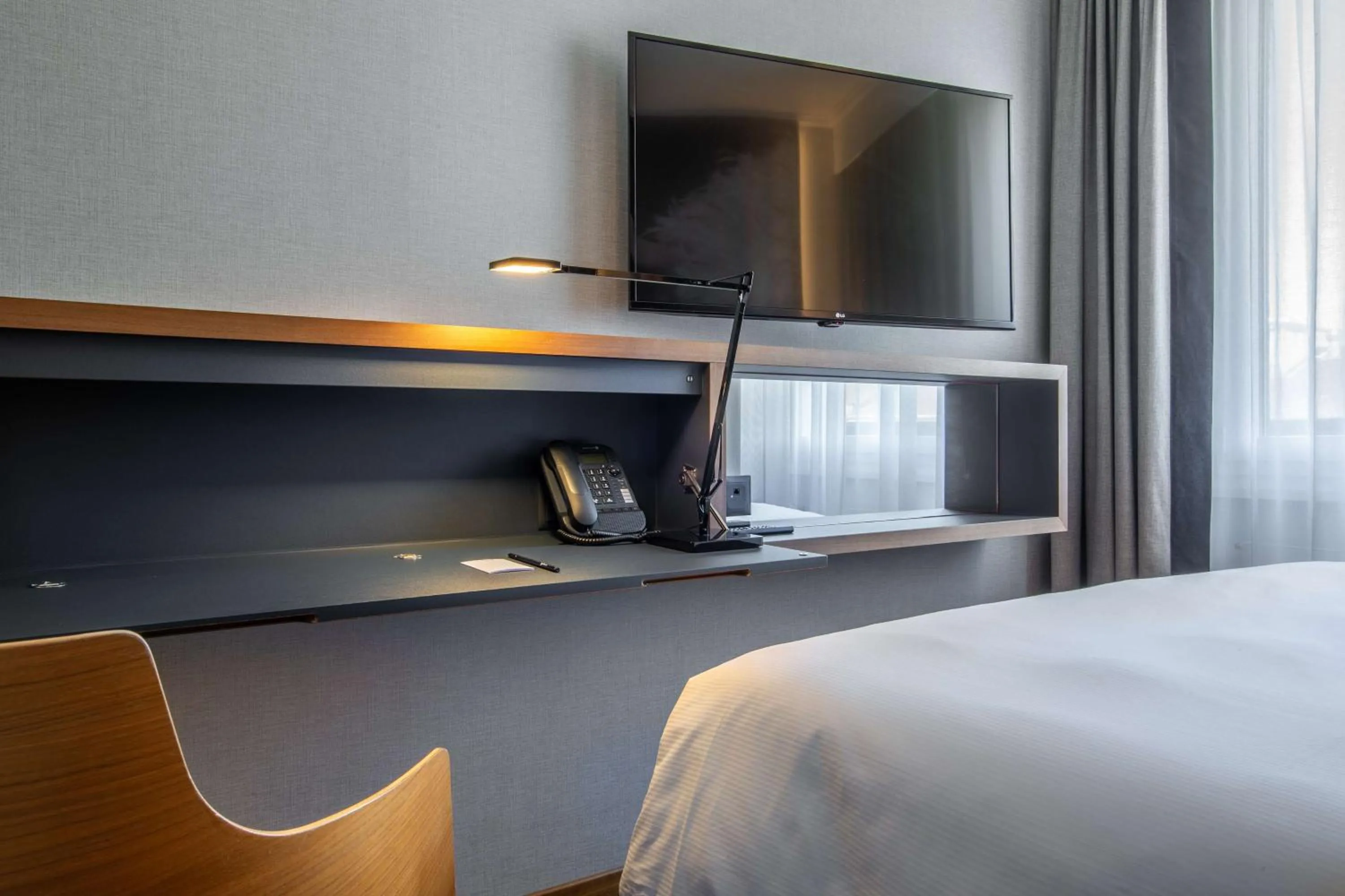 TV and multimedia, Bed in Radisson Blu, Basel