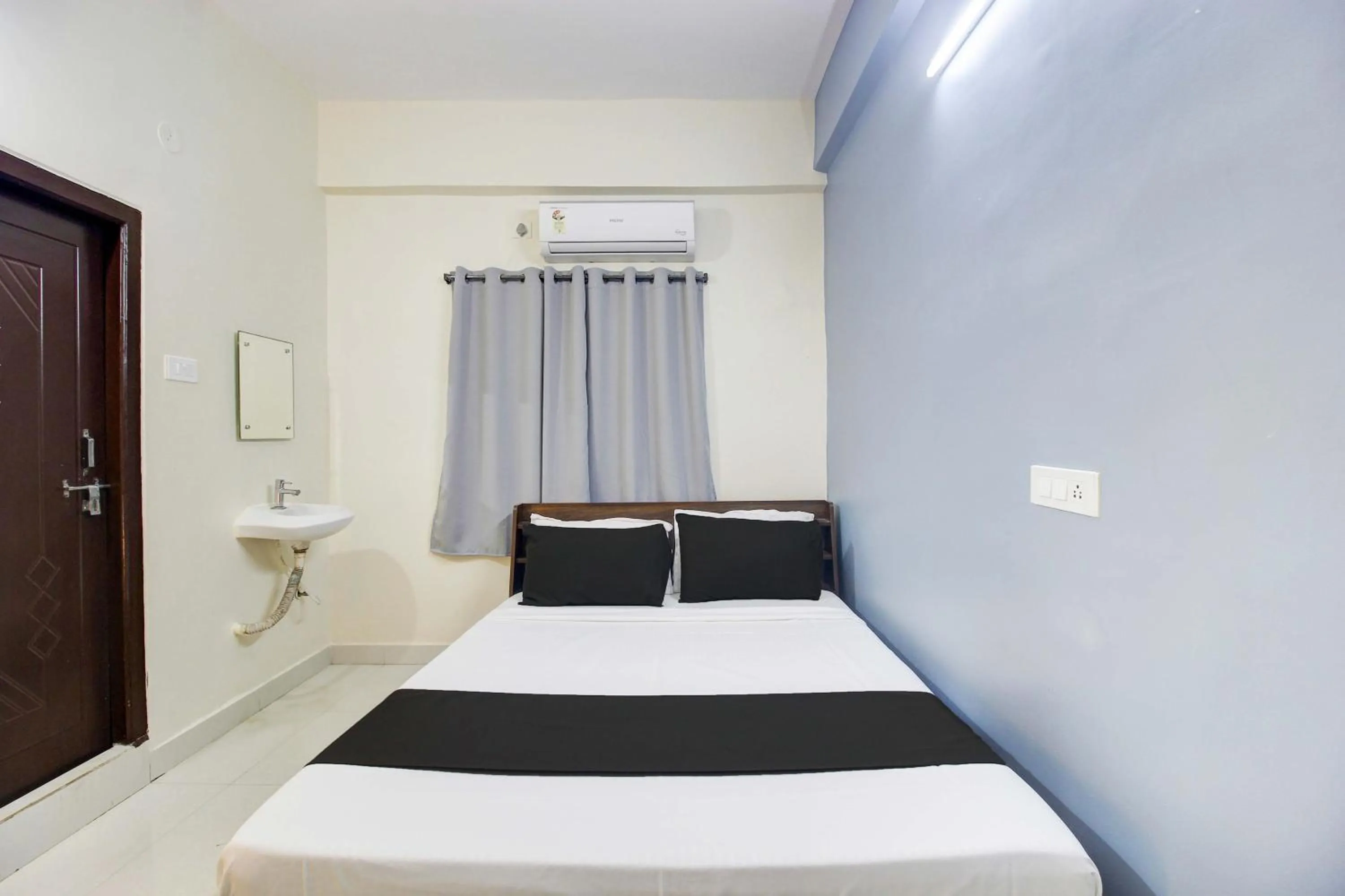 Bedroom in Hotel O REDDY'S GRAND LUXURY ROOMS