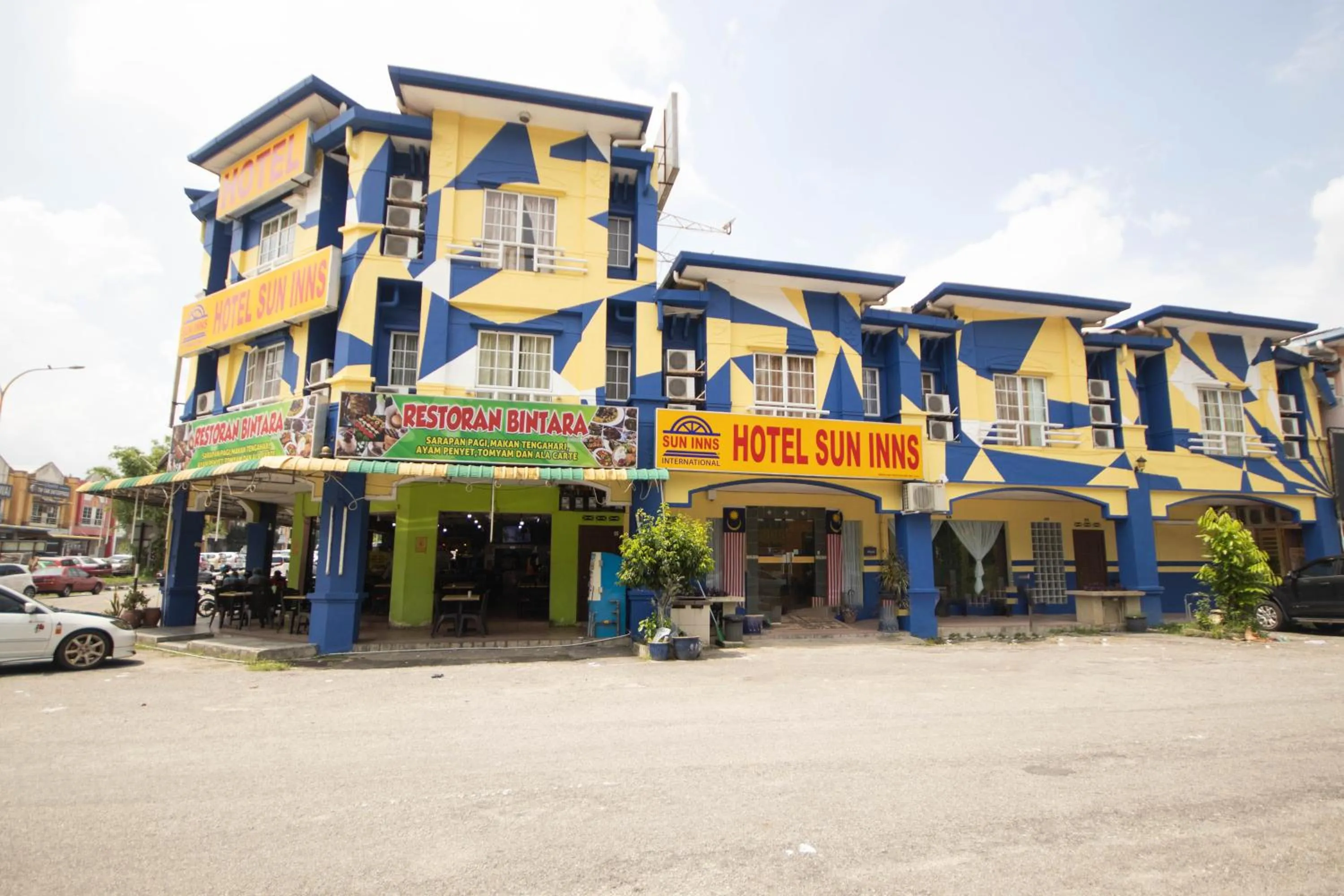 Facade/entrance in Sun Inns Tambun