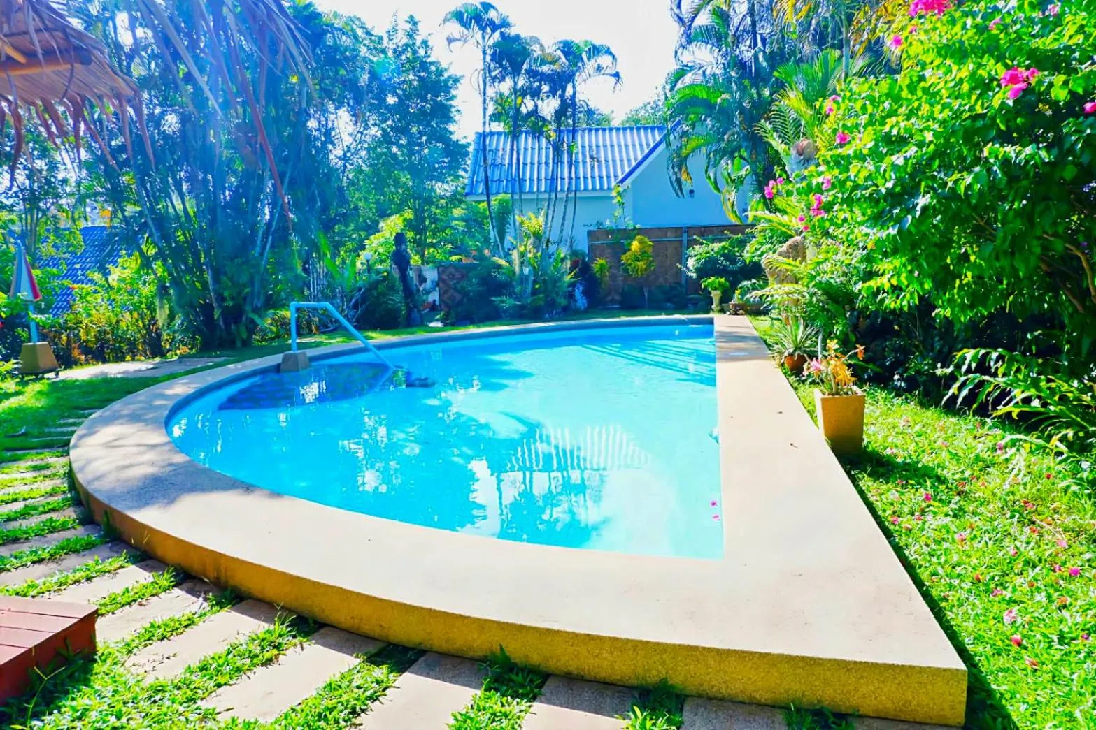 Pool view in Kingsacre