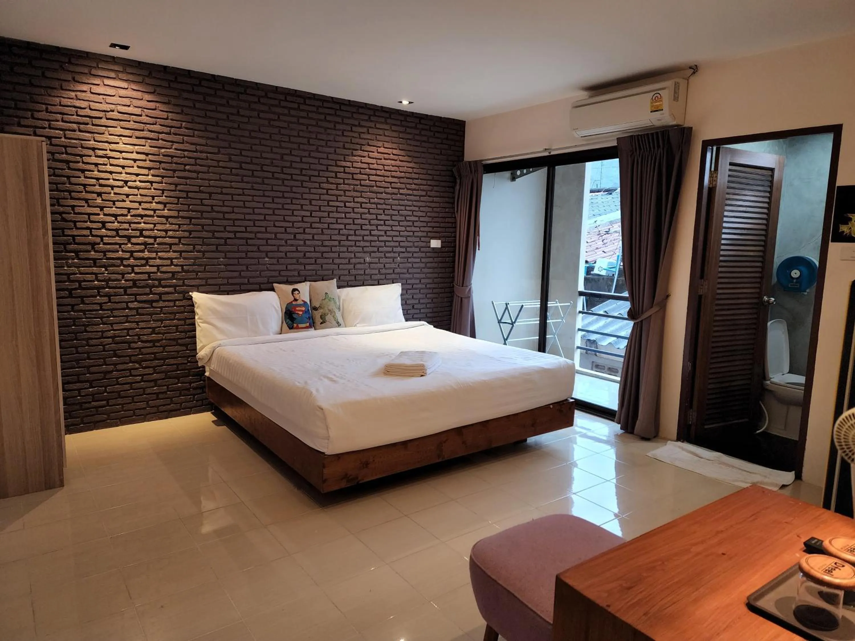 Guests, Bed in Dfeel House