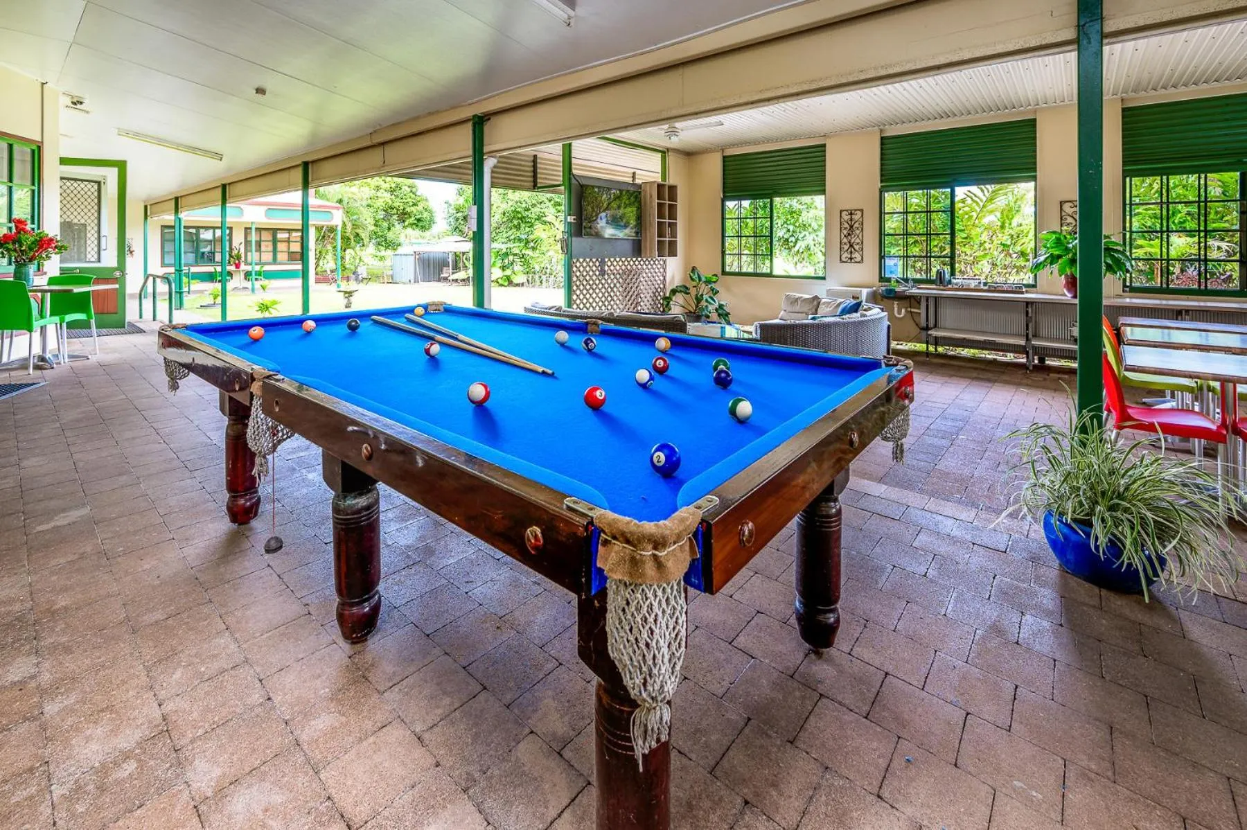 Communal lounge/ TV room in Tropical Lodge