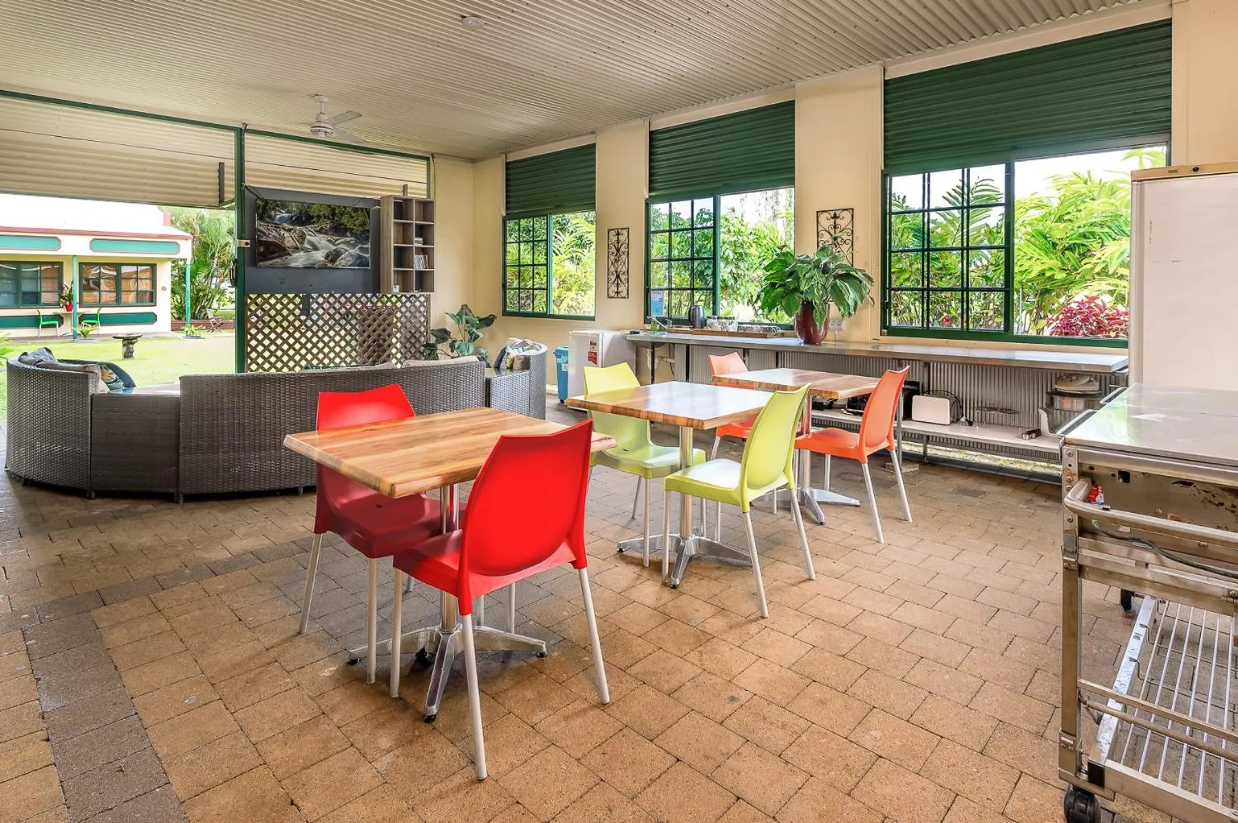 Communal lounge/ TV room in Tropical Lodge