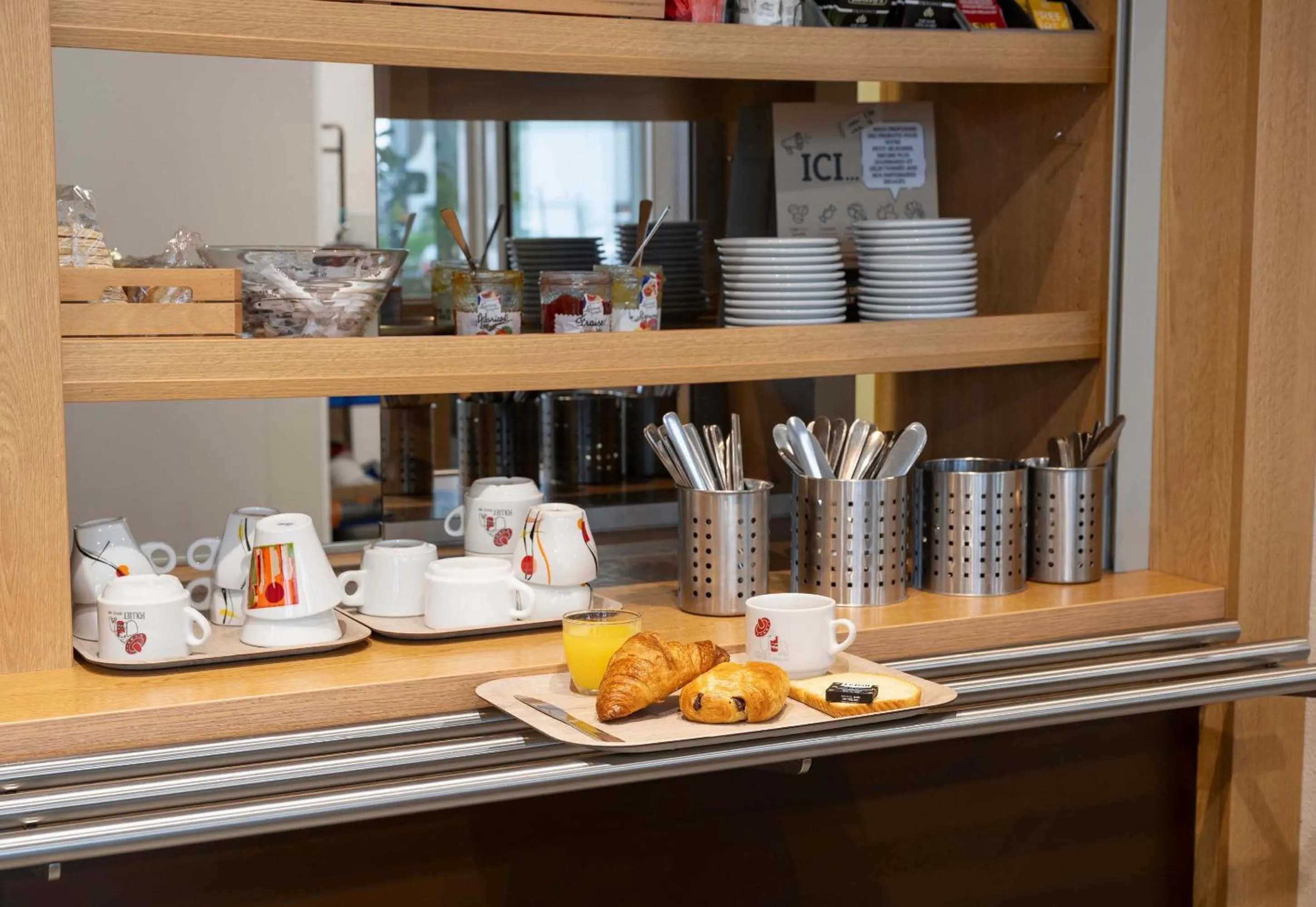 Restaurant/places to eat in B&B HOTEL Mont-de-Marsan