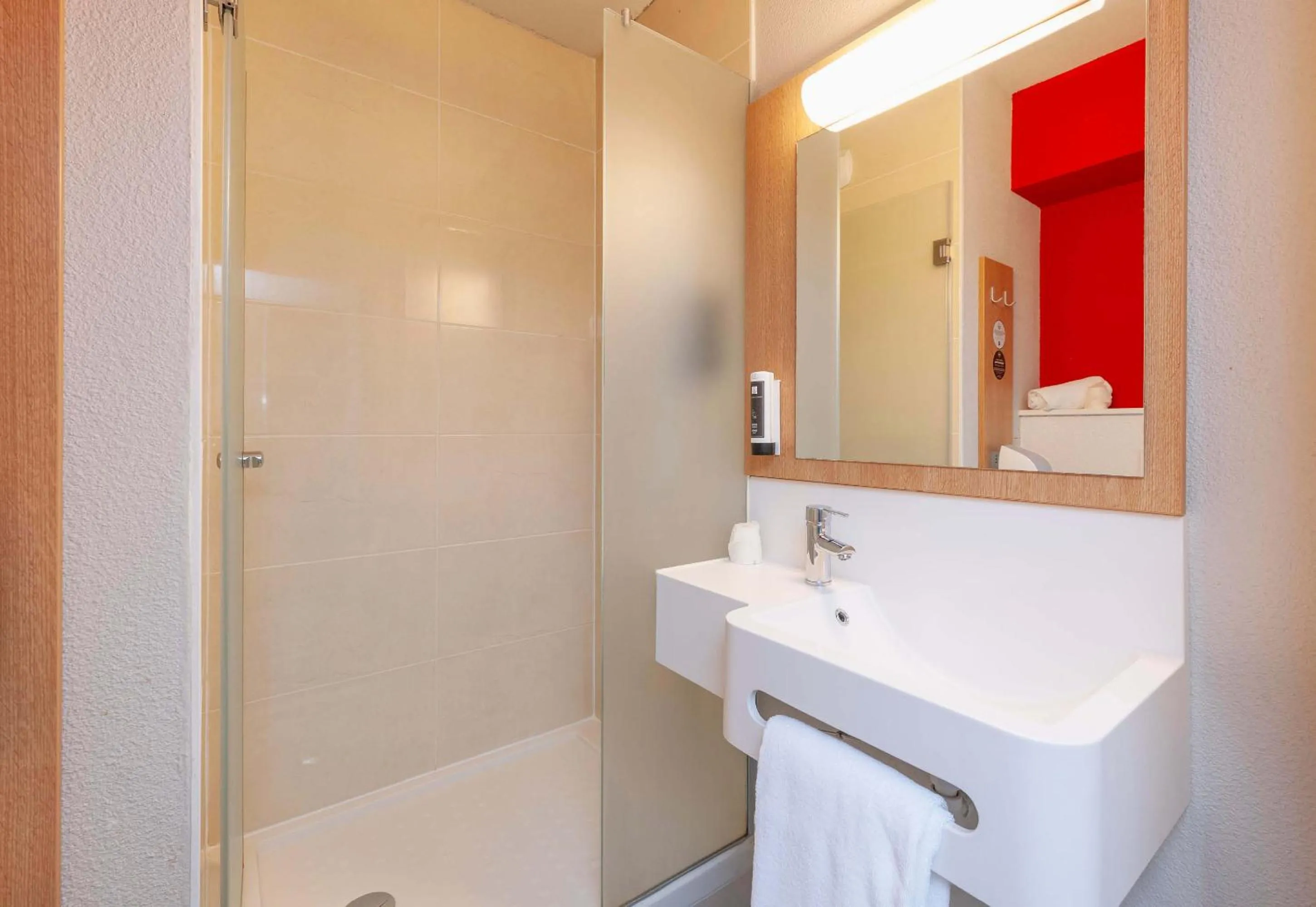 Bathroom in B&B HOTEL Mont-de-Marsan