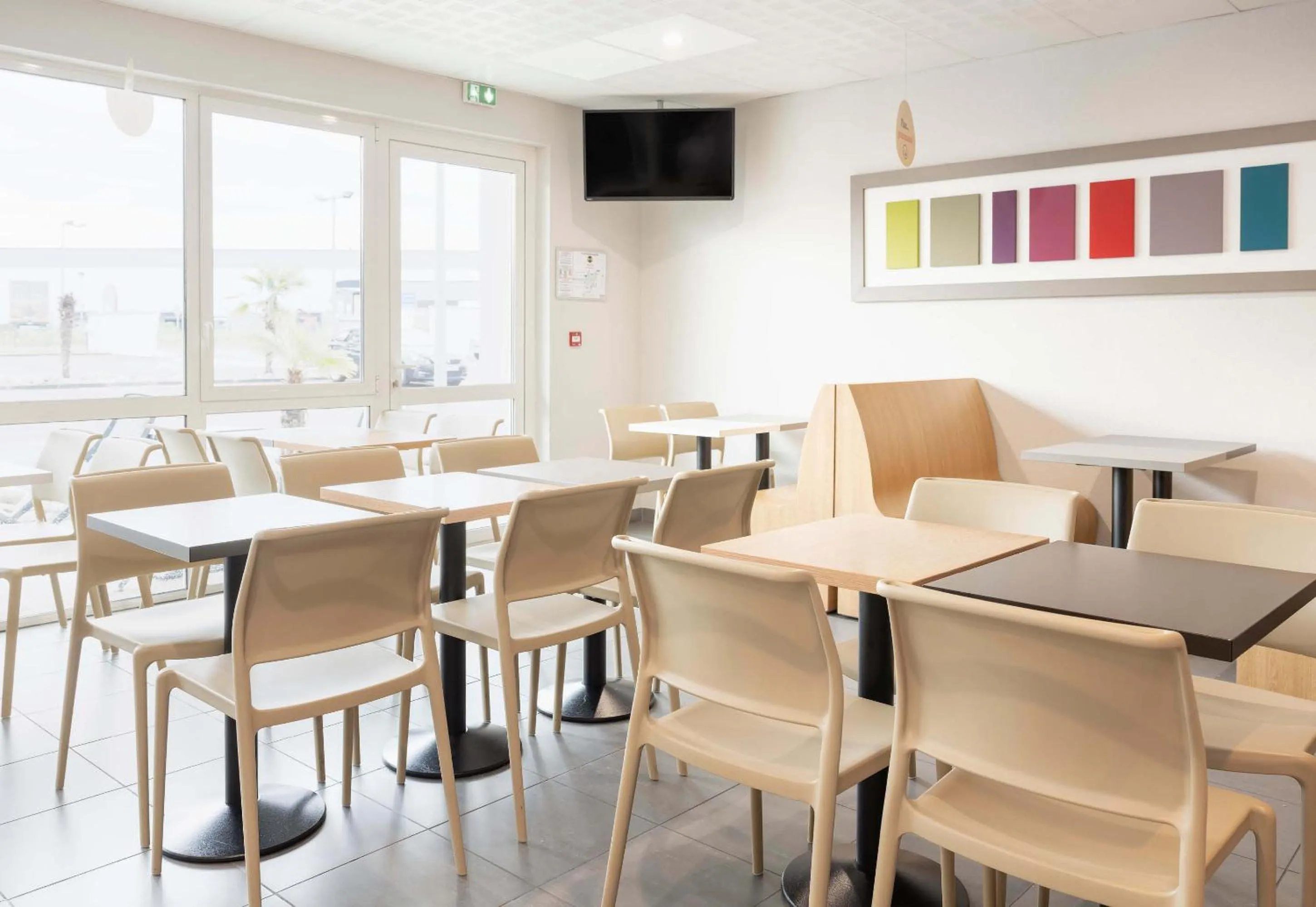 Restaurant/places to eat in B&B HOTEL Mont-de-Marsan