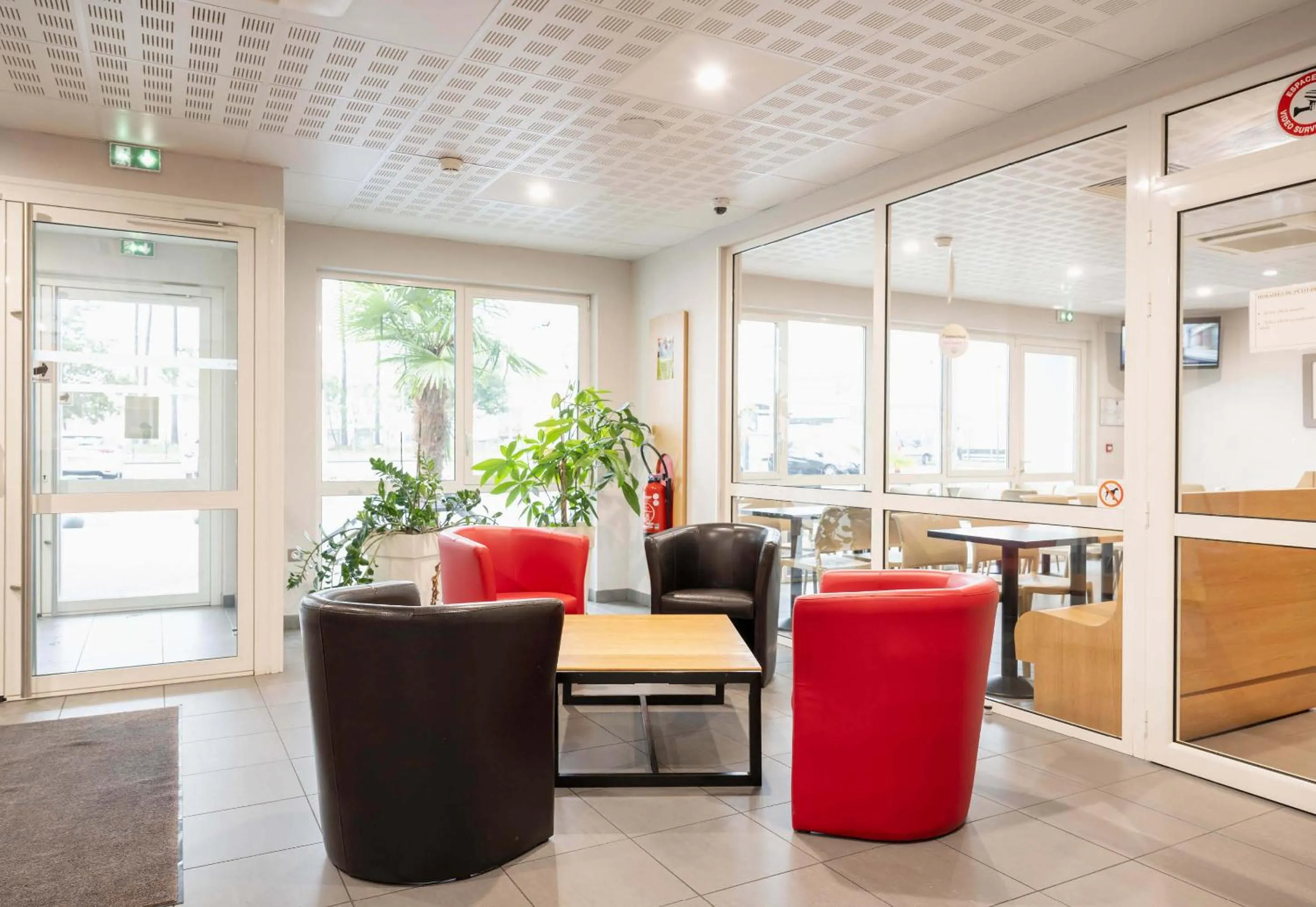 Lobby or reception in B&B HOTEL Mont-de-Marsan