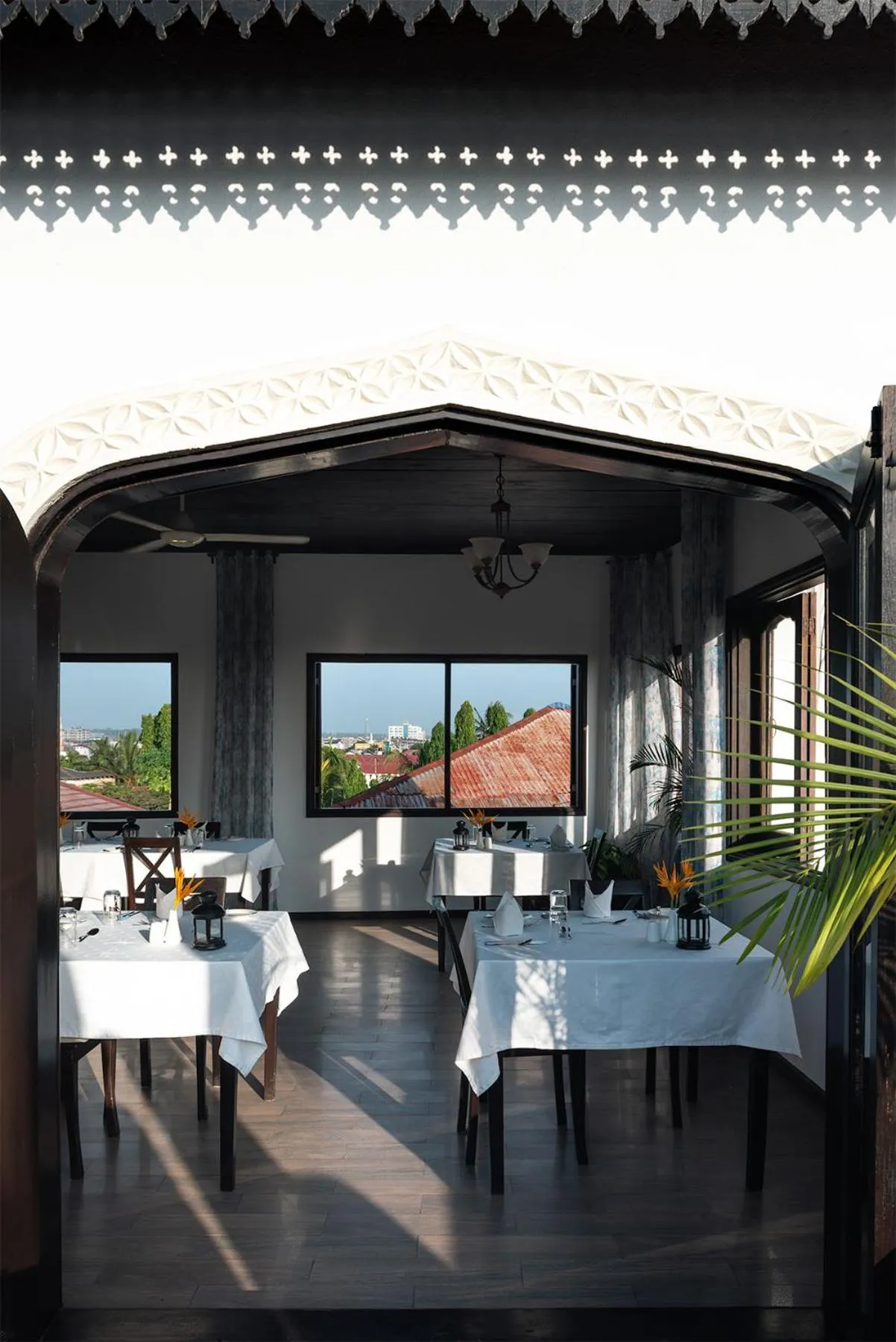 Restaurant/places to eat in Kisiwa House