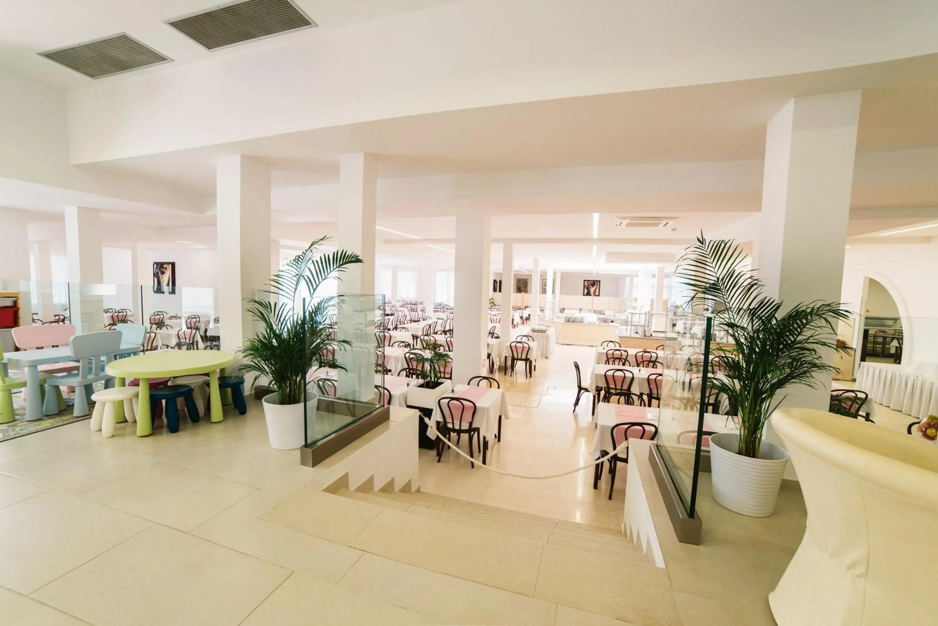 Restaurant/places to eat in Hotel Slaven