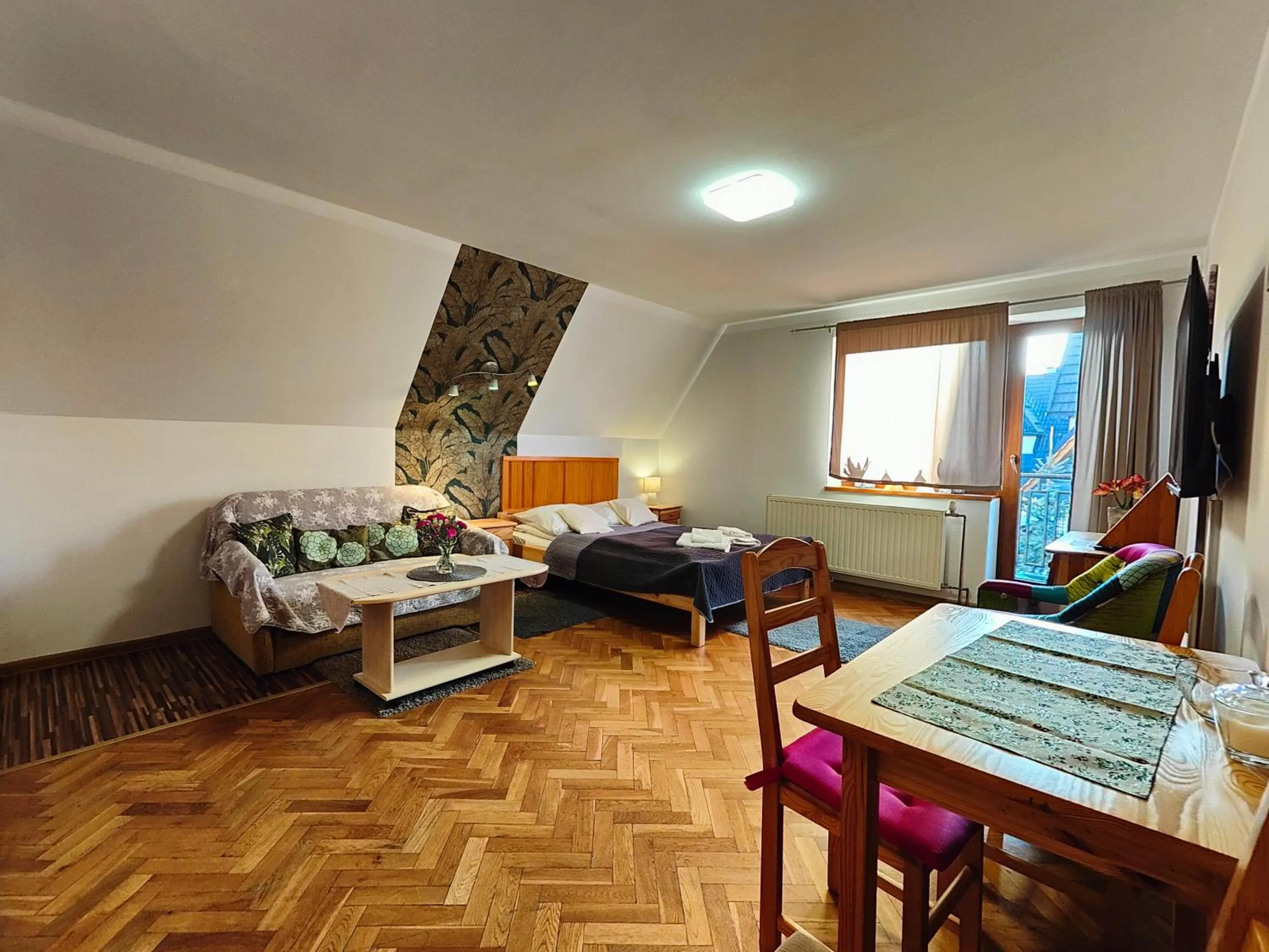 Seating area, Bed in Willa Mozaika