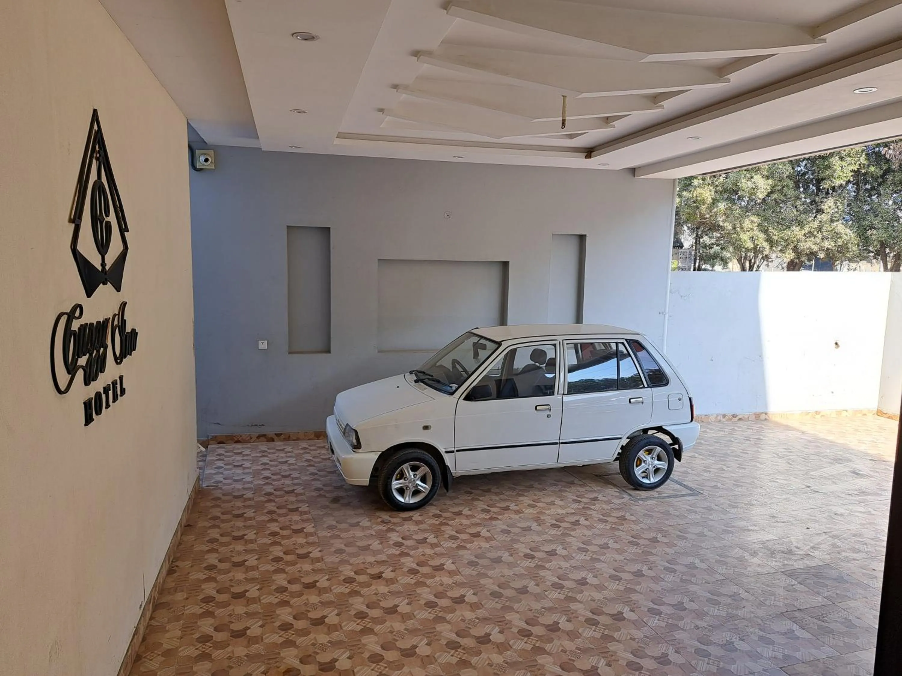 Parking in Cuzzy Inn Hotel