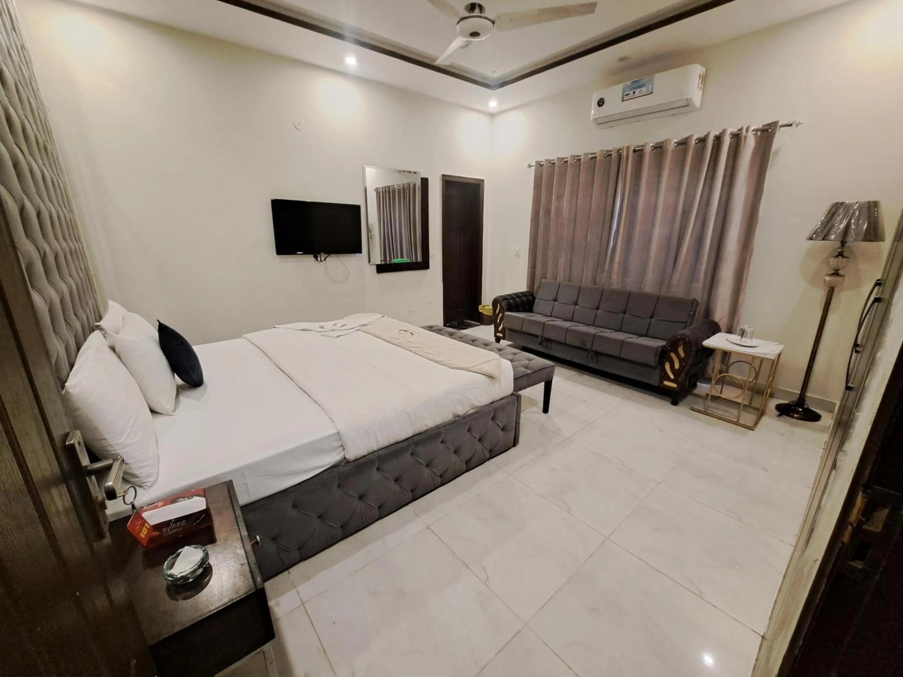 Bed in Cuzzy Inn Hotel