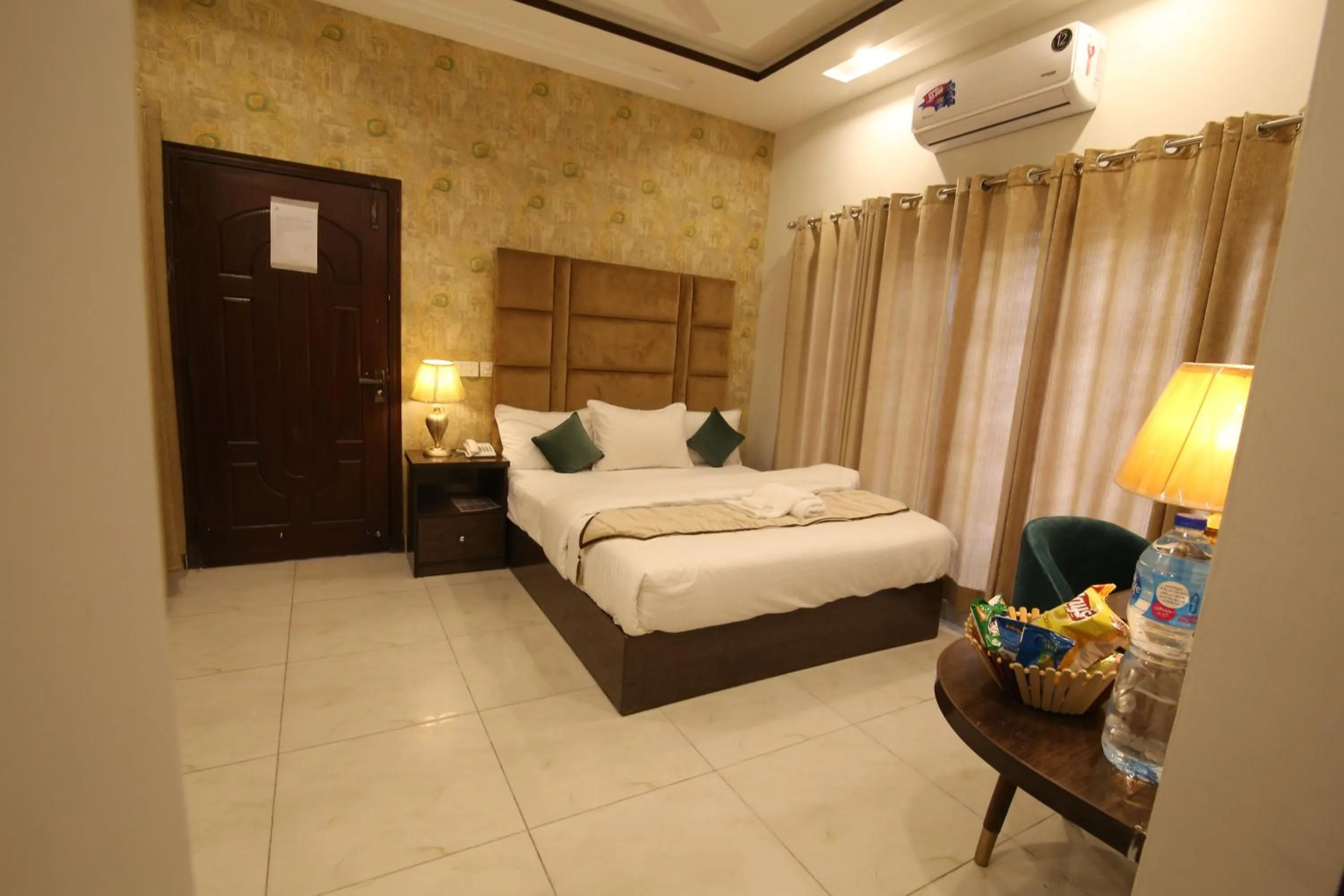 Bed in Cuzzy Inn Hotel