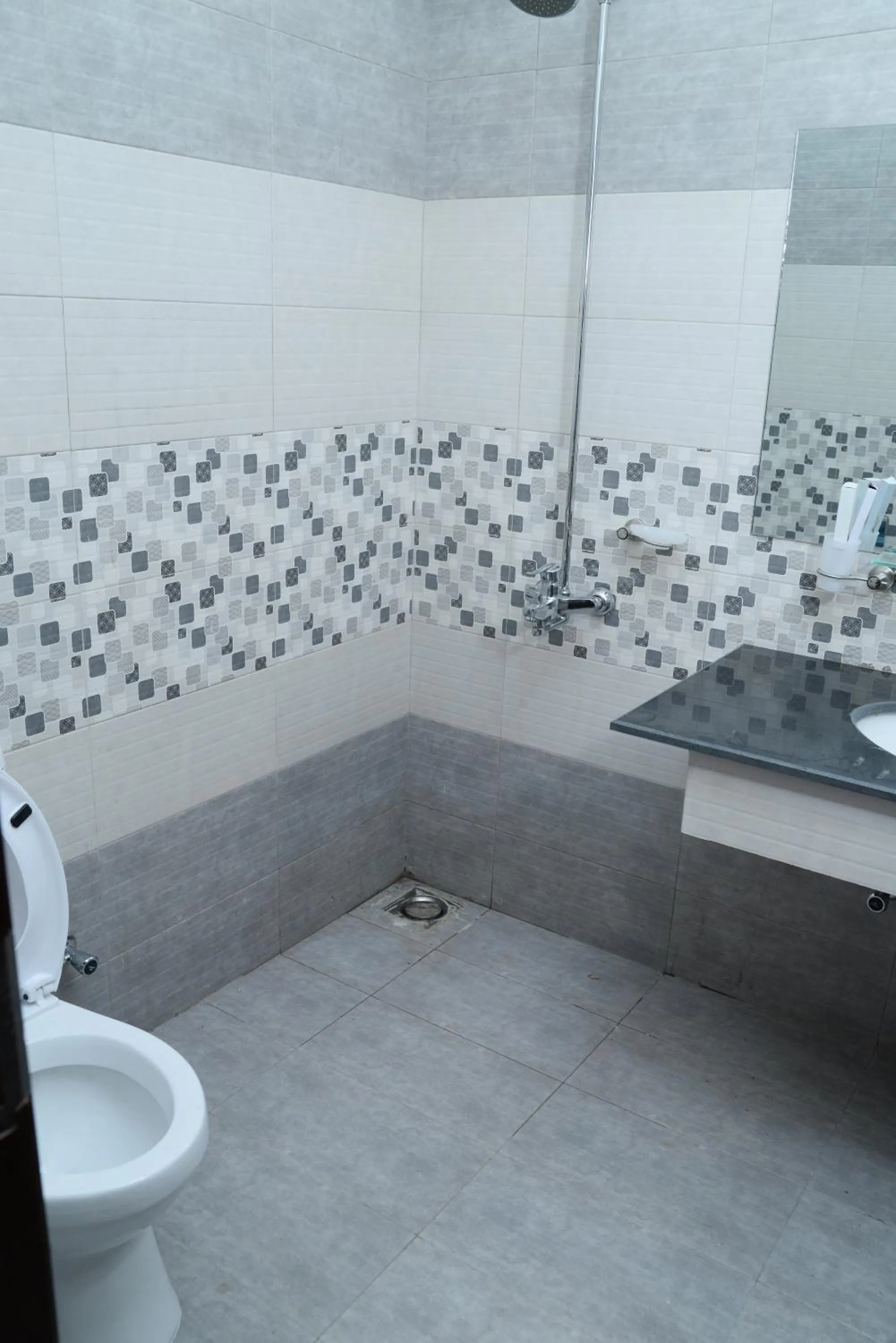 Toilet in Cuzzy Inn Hotel