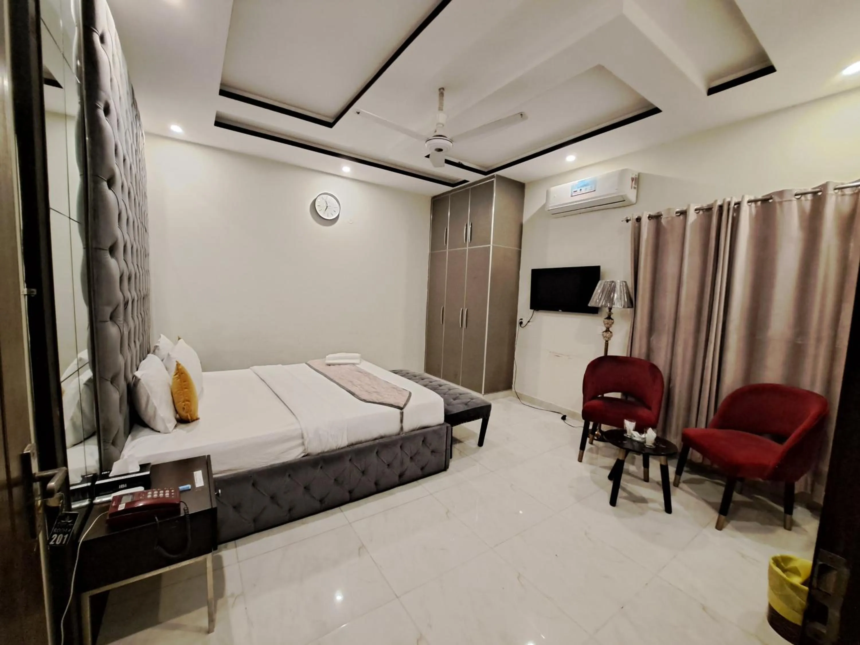 Bed in Cuzzy Inn Hotel