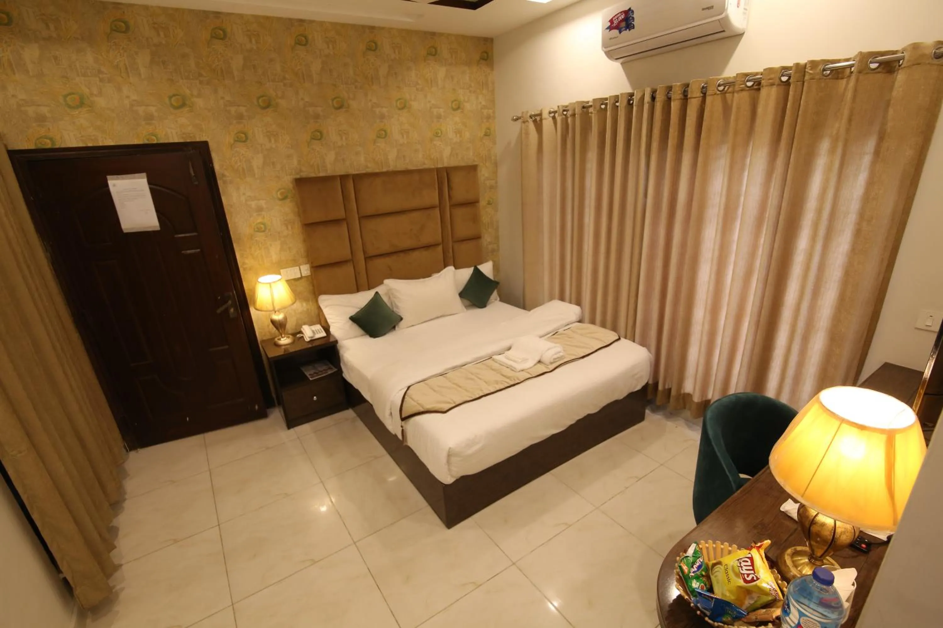 Bed in Cuzzy Inn Hotel