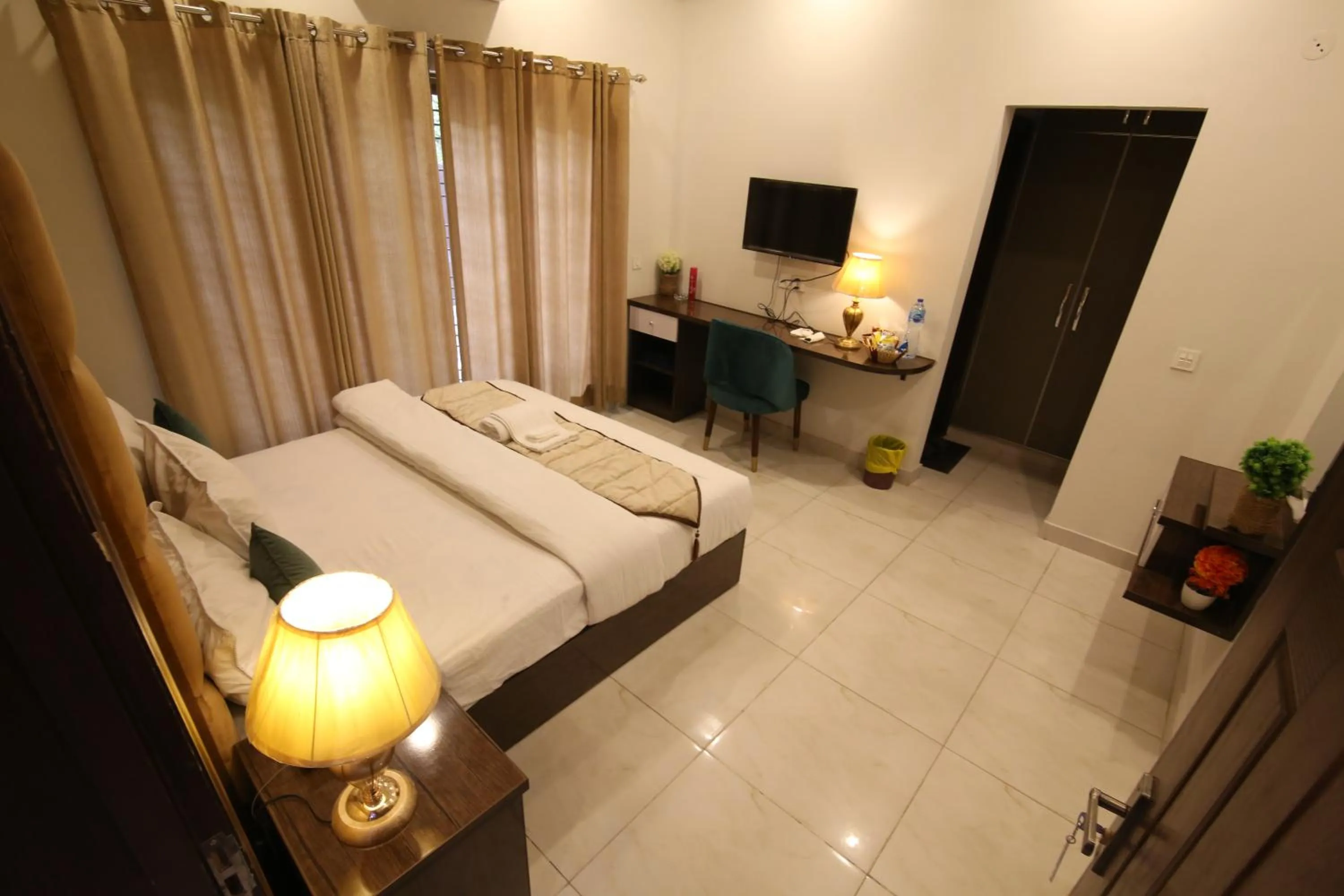 Bed in Cuzzy Inn Hotel