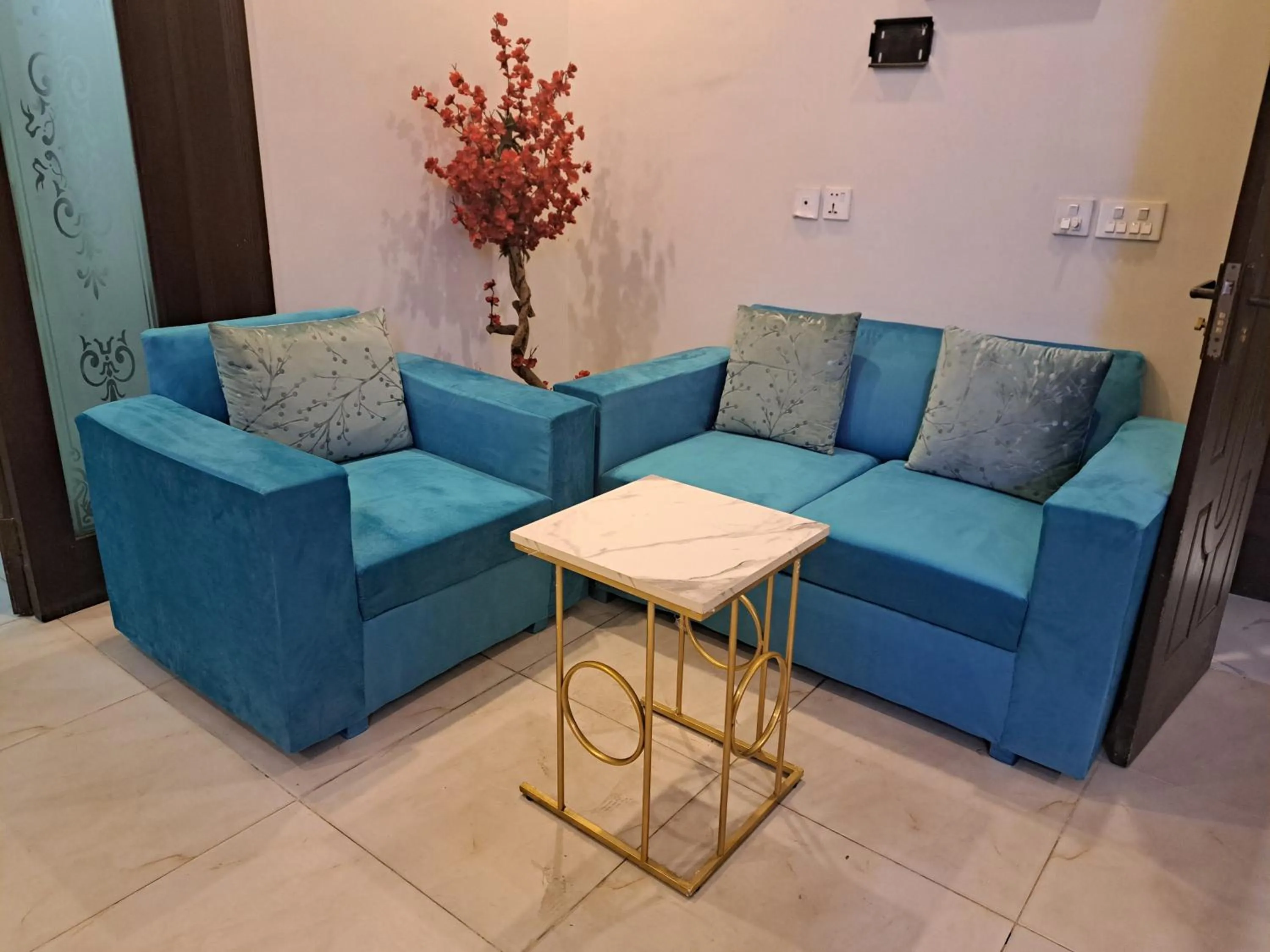 Seating area in Cuzzy Inn Hotel