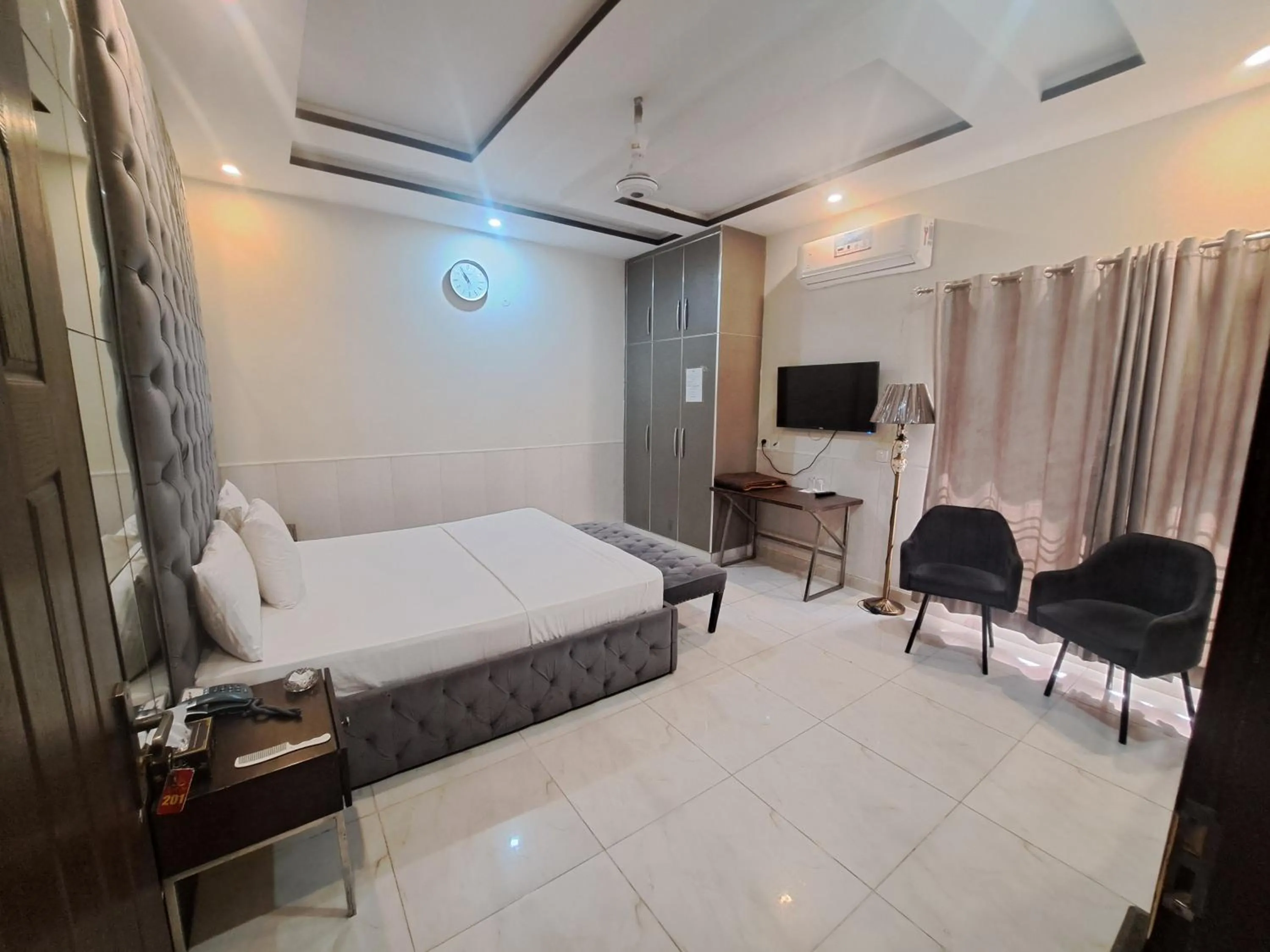 Bed in Cuzzy Inn Hotel