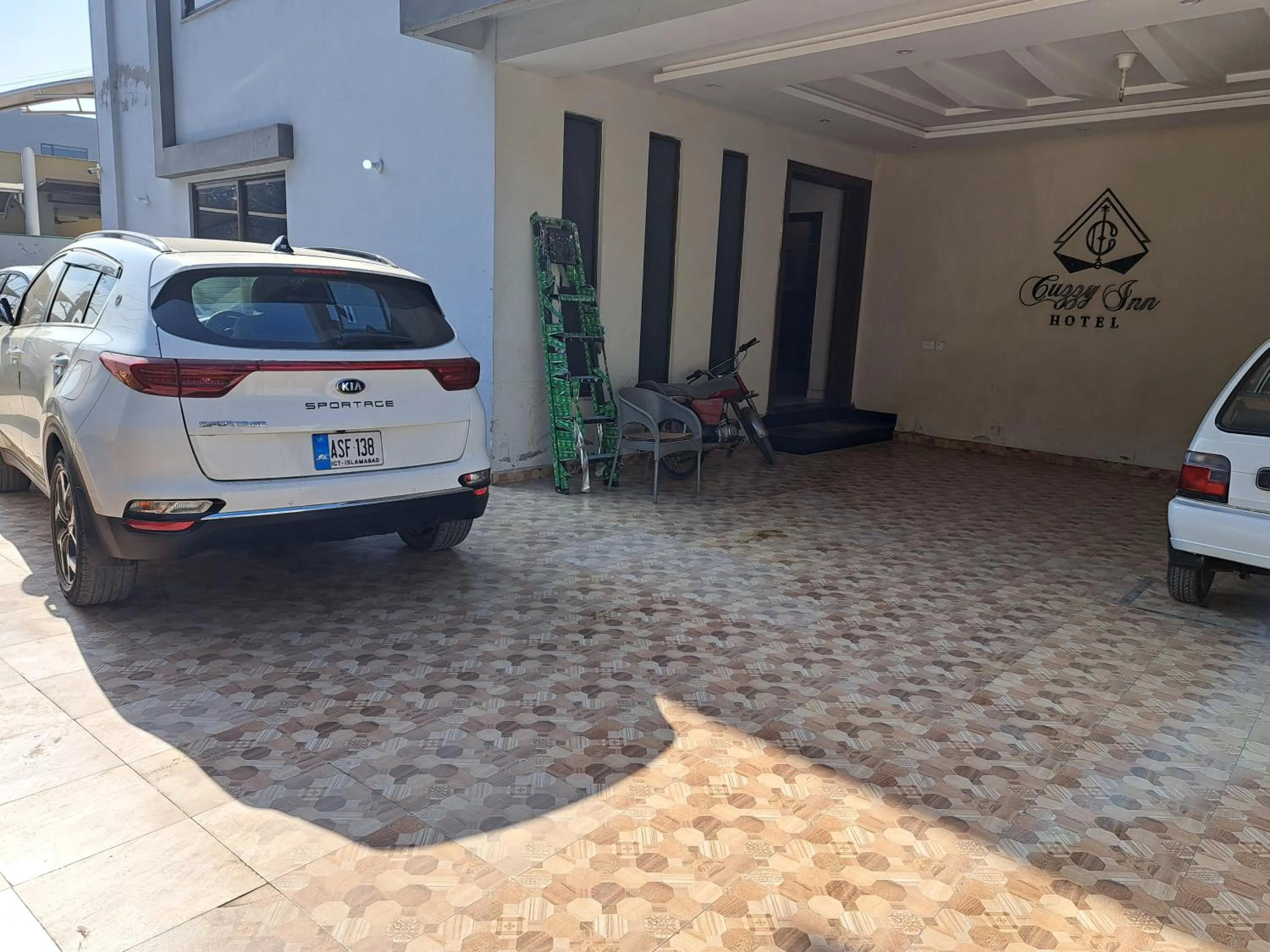 Parking in Cuzzy Inn Hotel