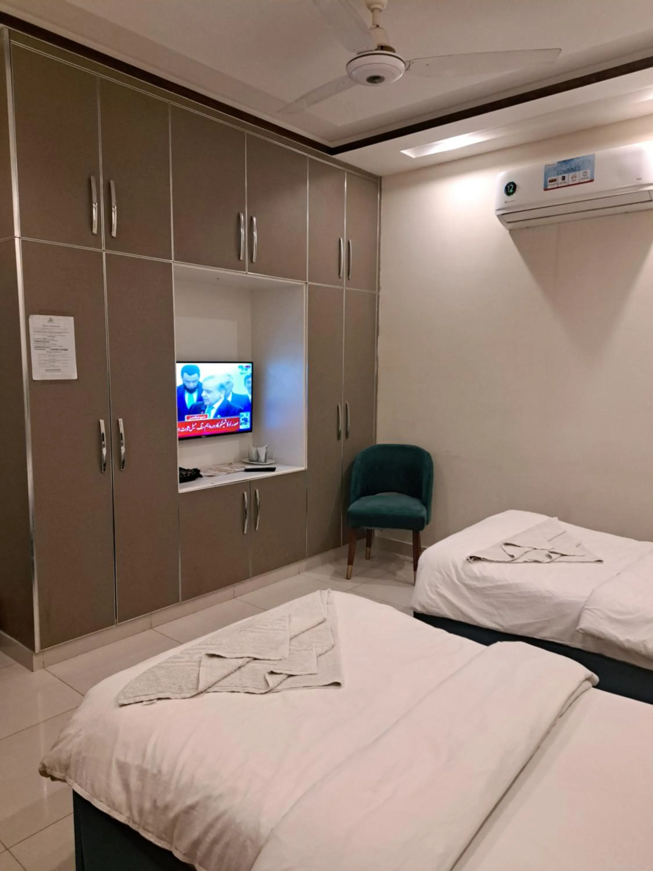 Bed in Cuzzy Inn Hotel