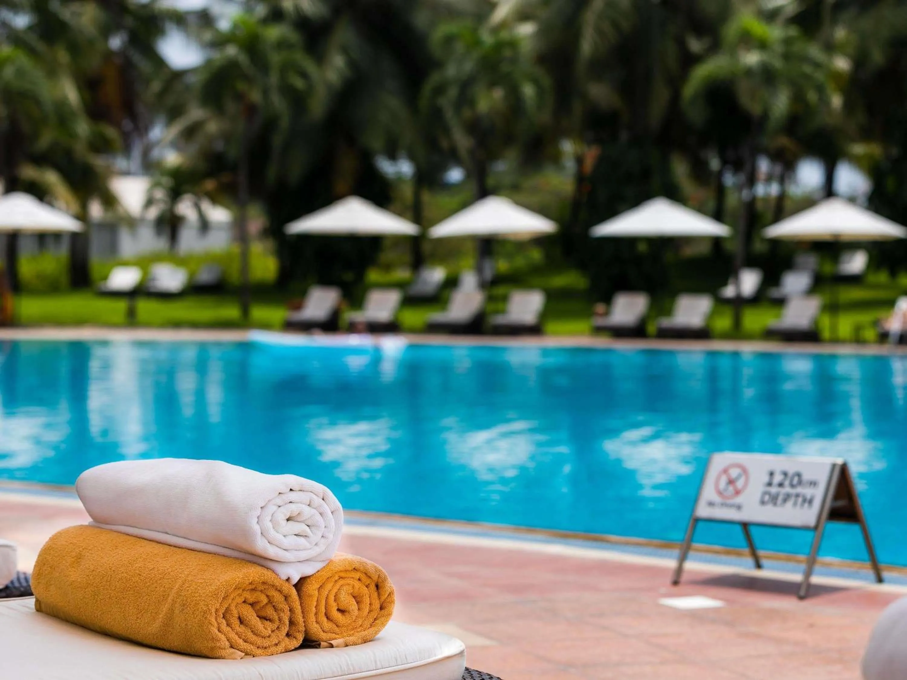 Lounge or bar in Mövenpick Ambassador Hotel Accra