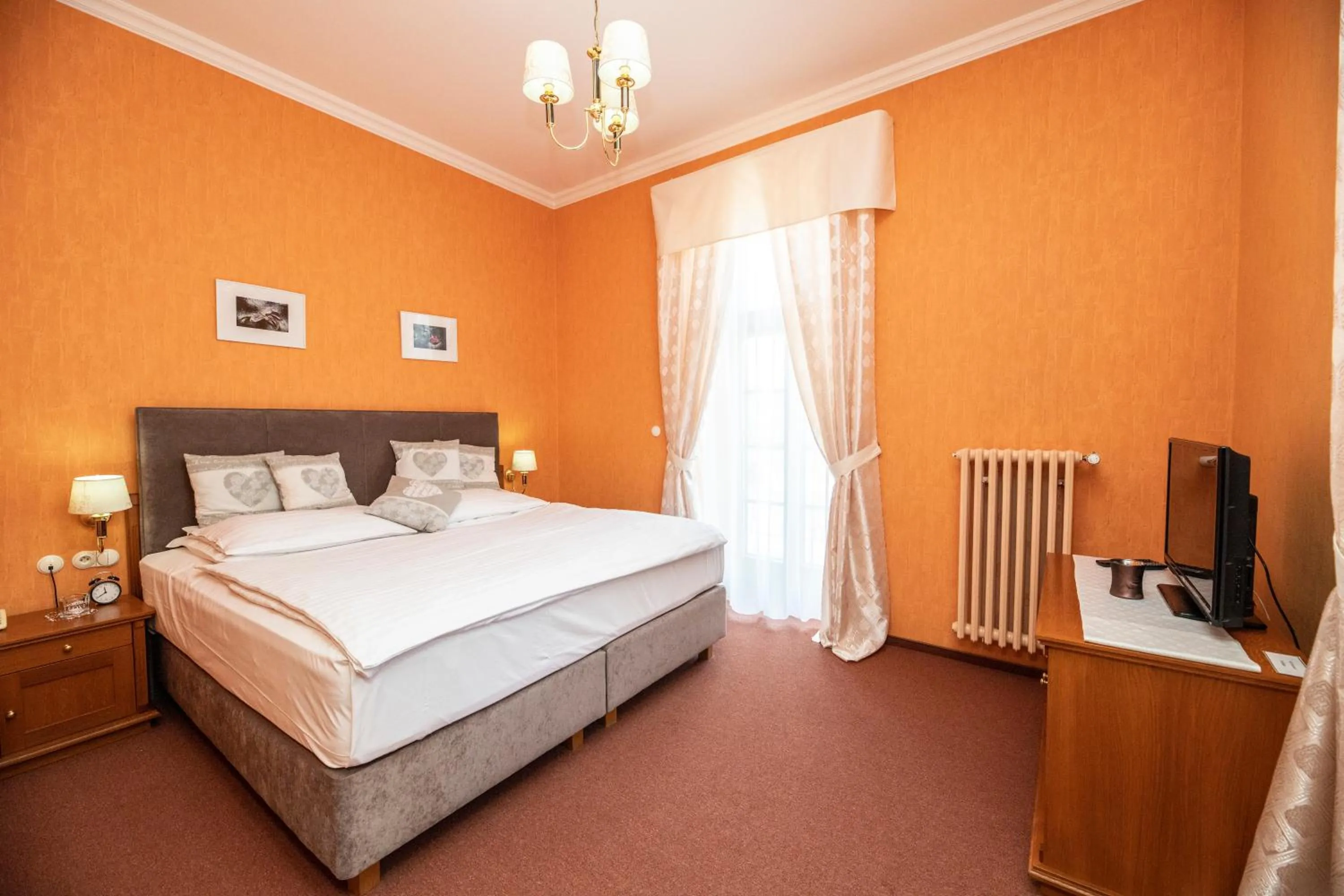 Bed in ROMANTIK HOTEL ELEONORA