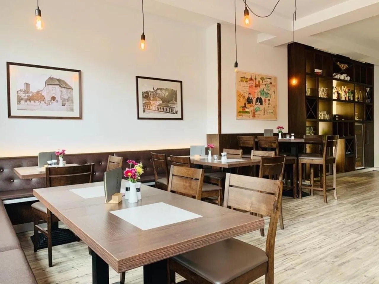 Restaurant/places to eat in City Hotel