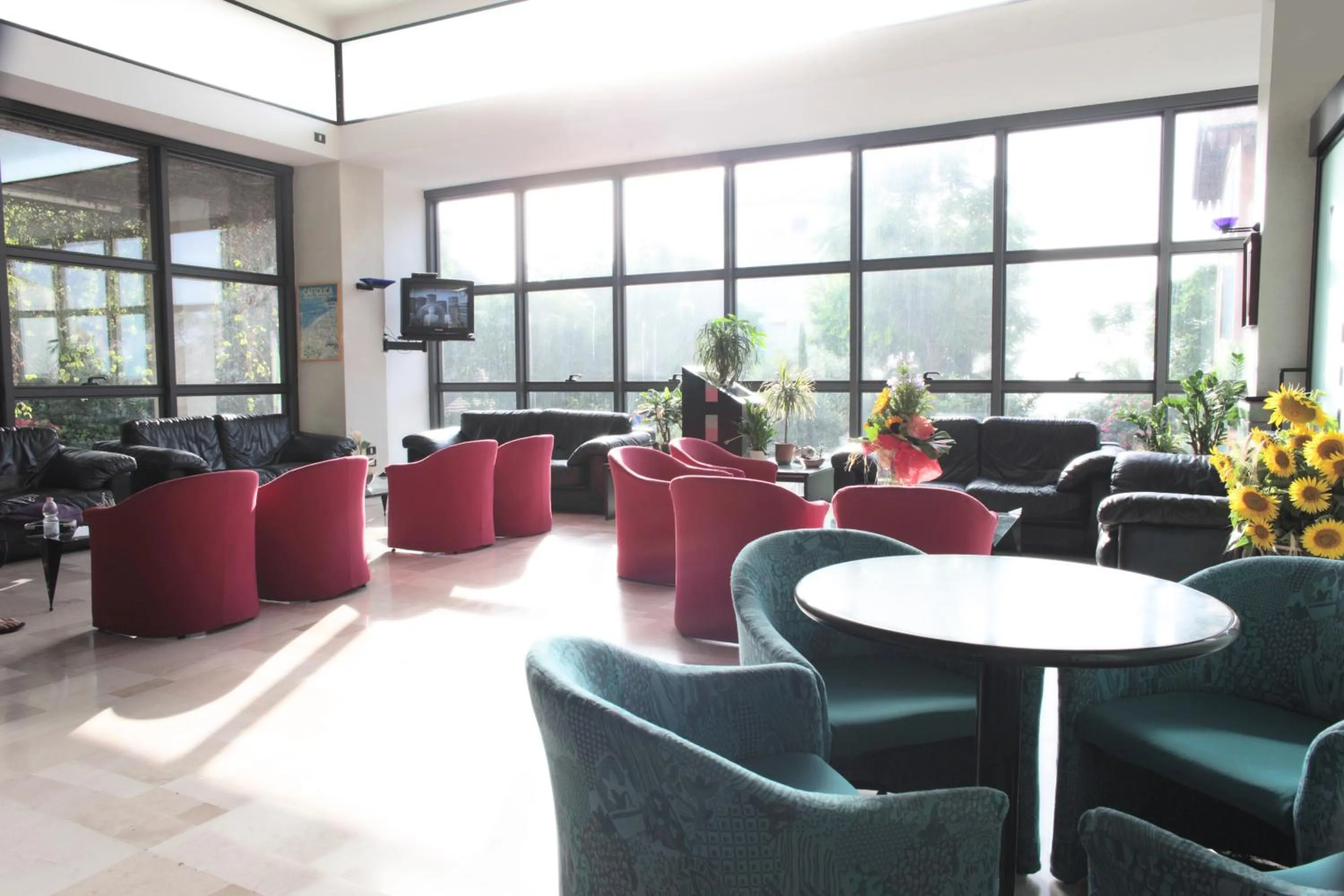 Communal lounge/ TV room in Hotel Acropolis