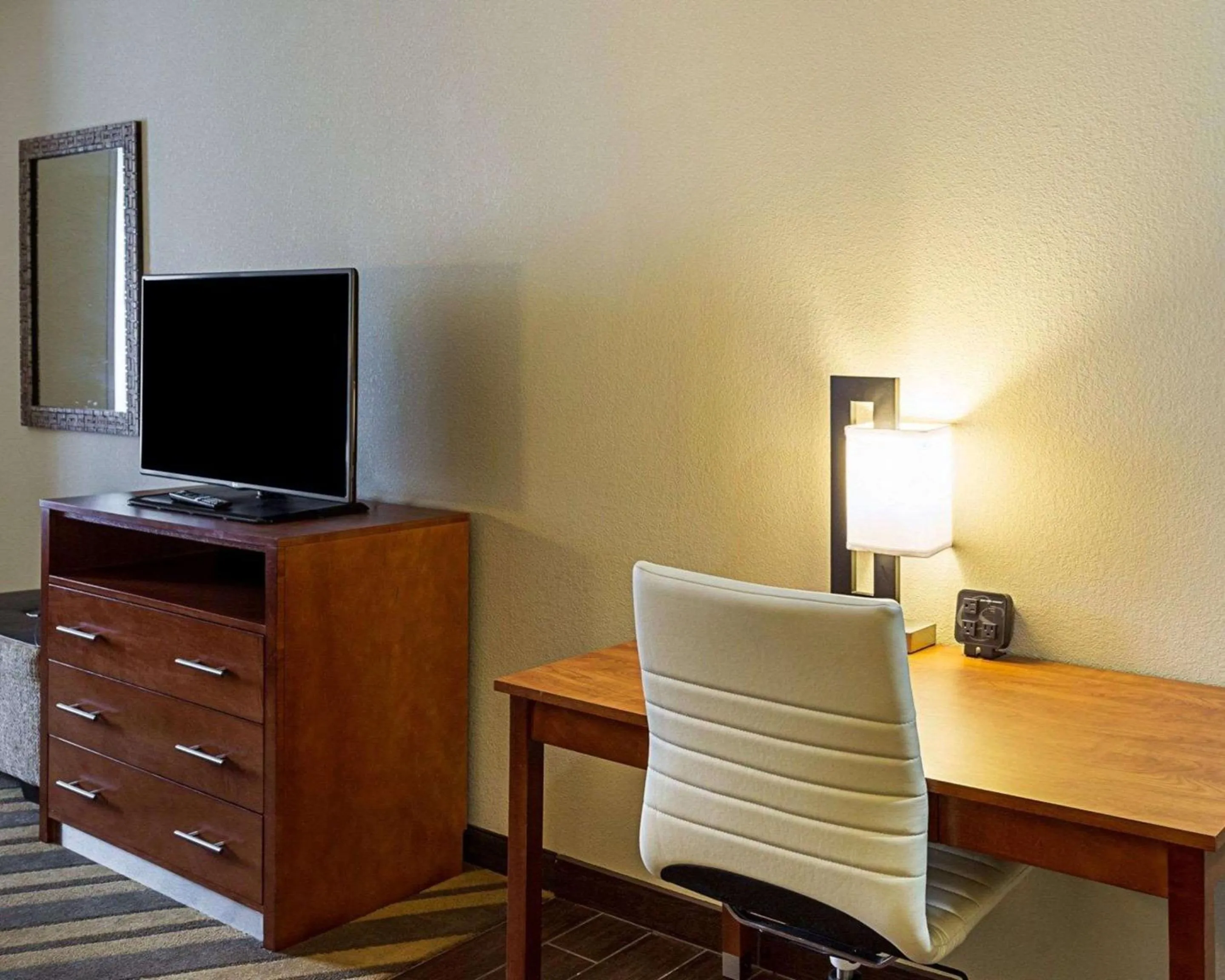 Bedroom in Comfort Suites near Tanger Outlet Mall