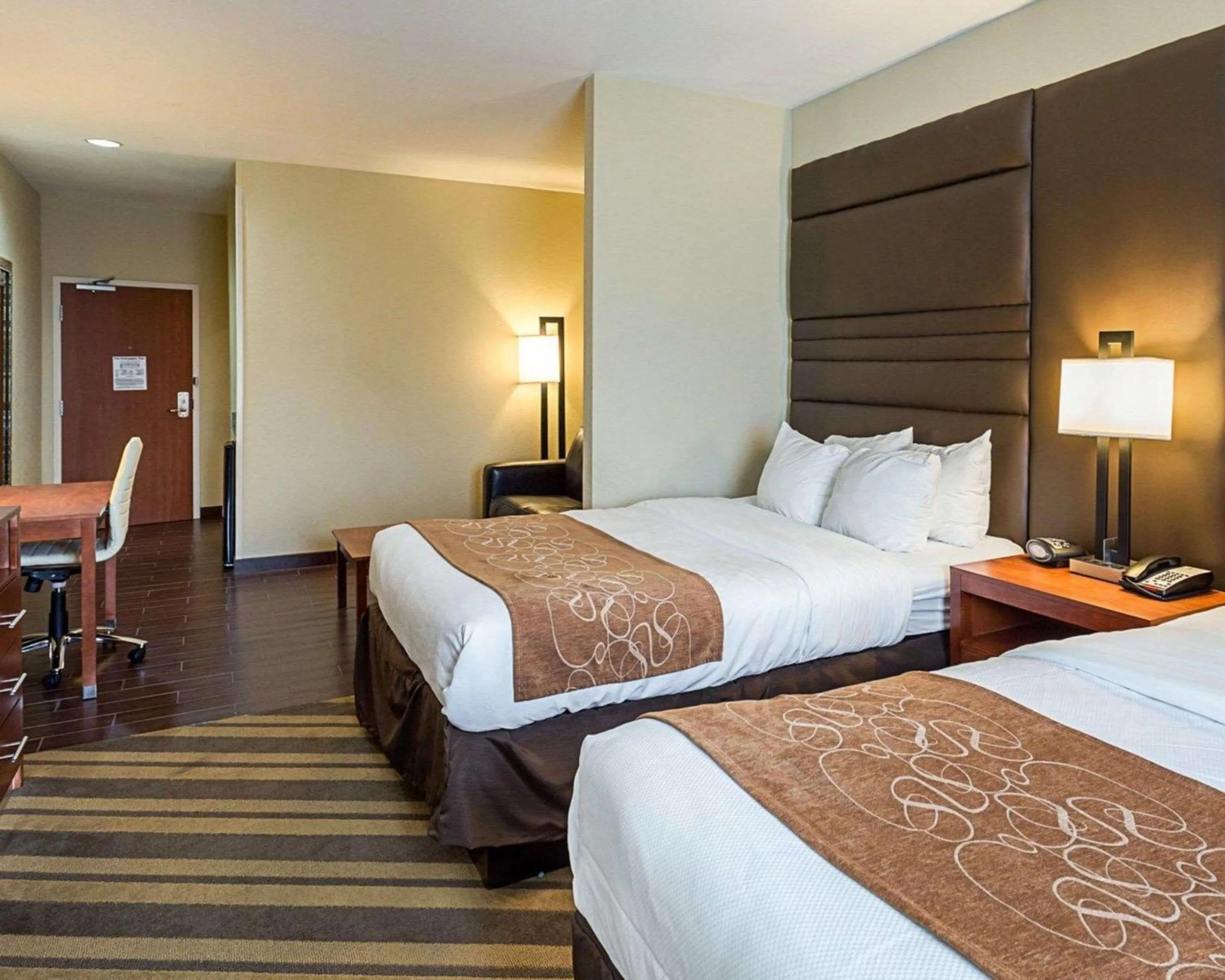 Bedroom, Bed in Comfort Suites near Tanger Outlet Mall