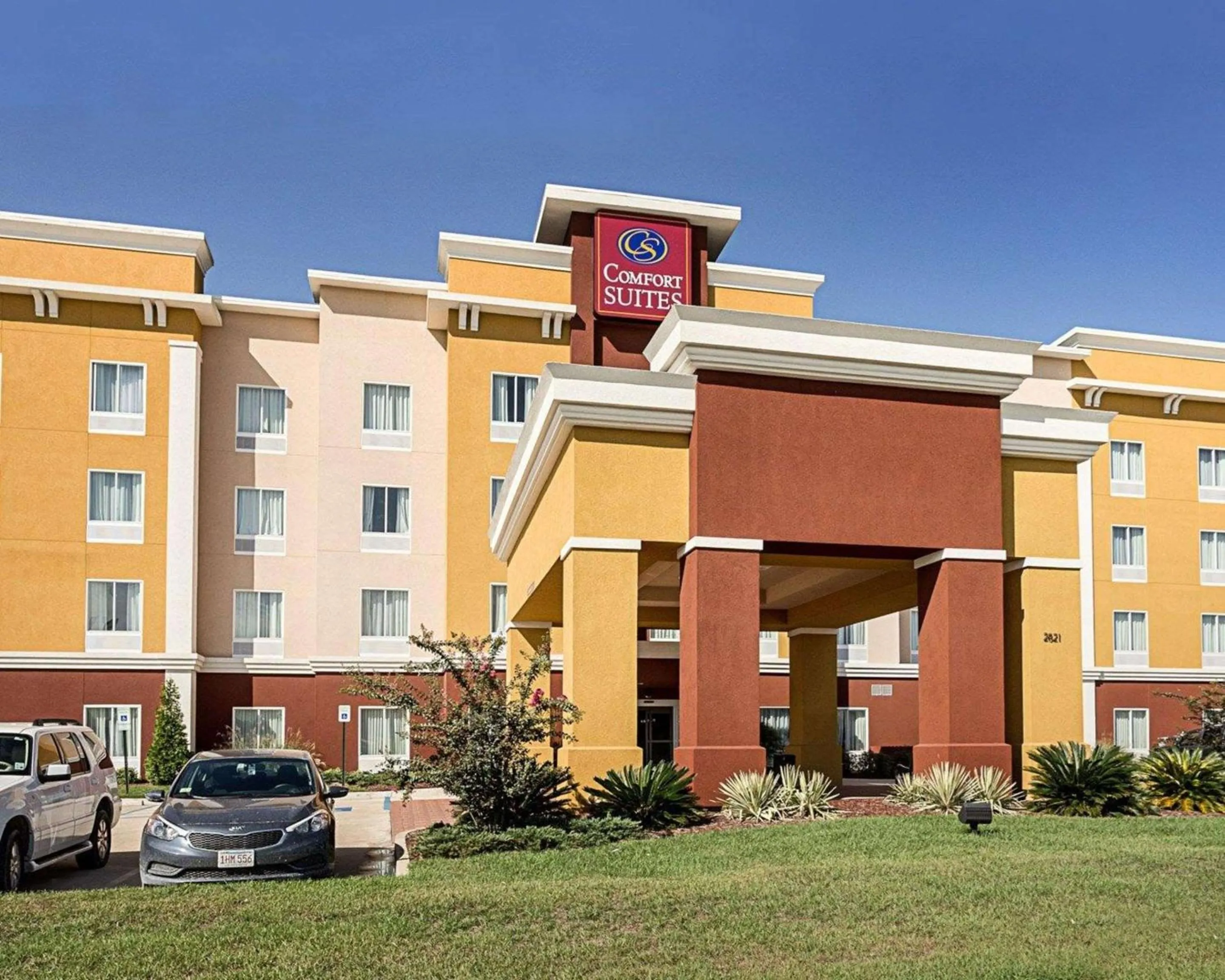 Property building in Comfort Suites near Tanger Outlet Mall