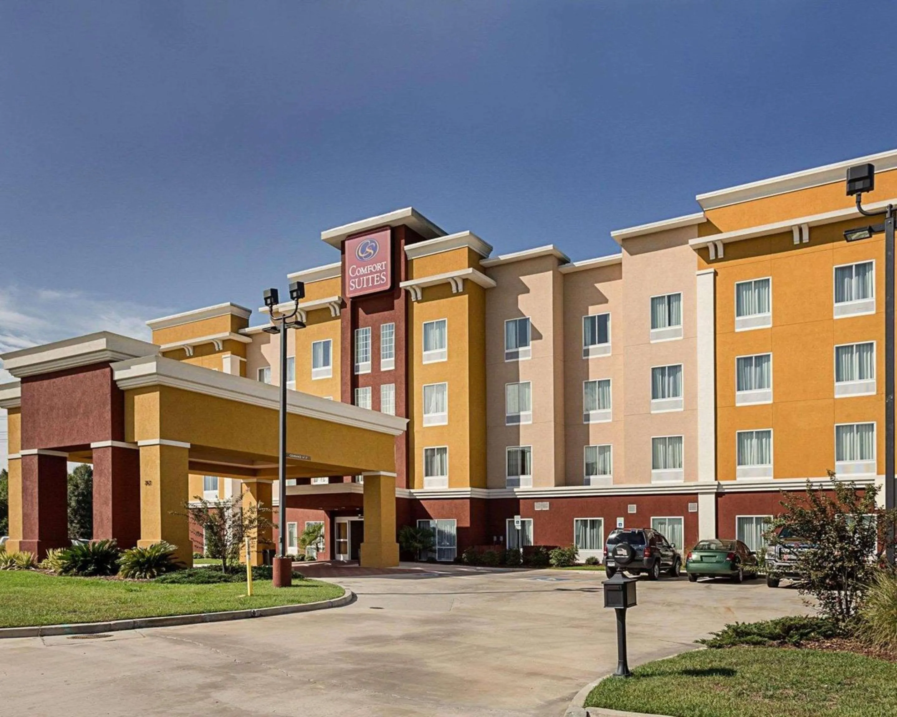 Property building in Comfort Suites near Tanger Outlet Mall