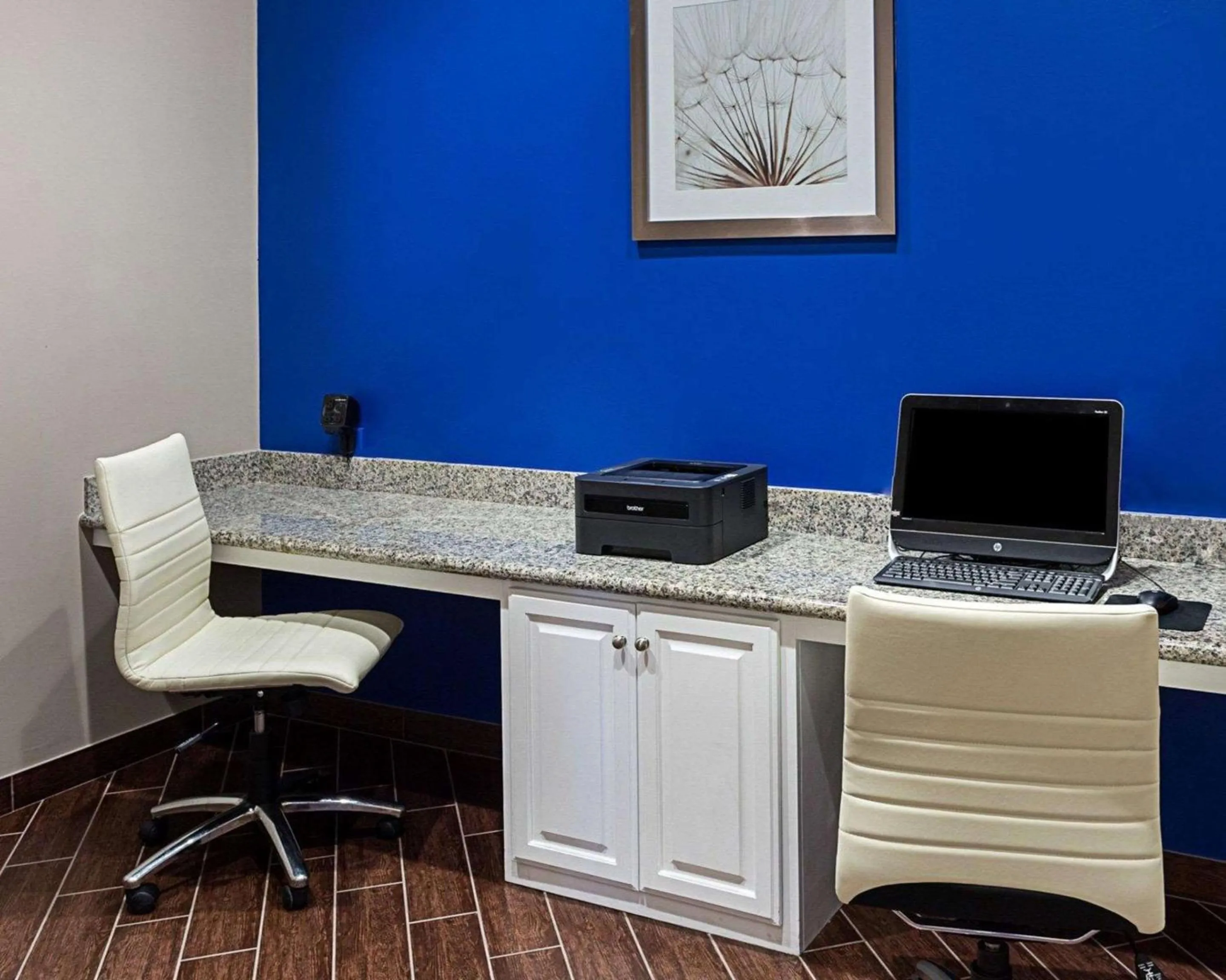 Business facilities in Comfort Suites near Tanger Outlet Mall