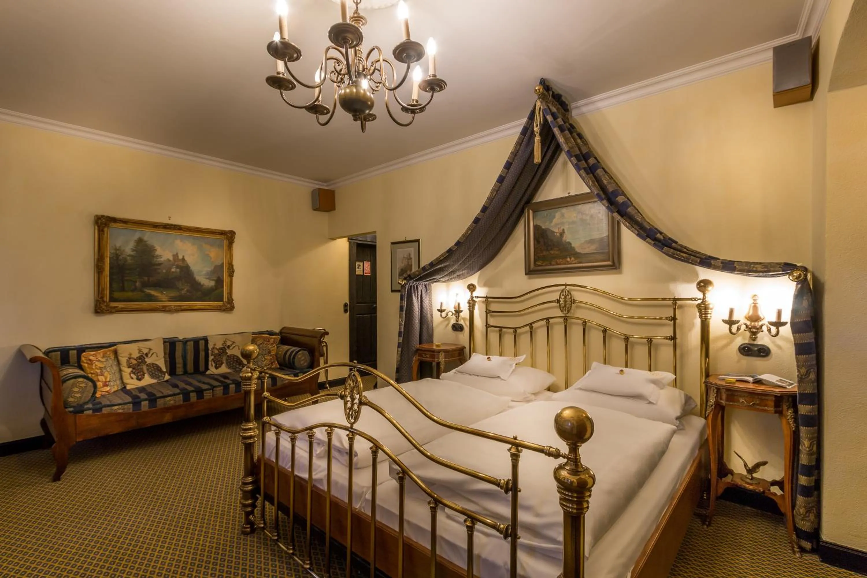 Bed in Burghotel auf Schönburg