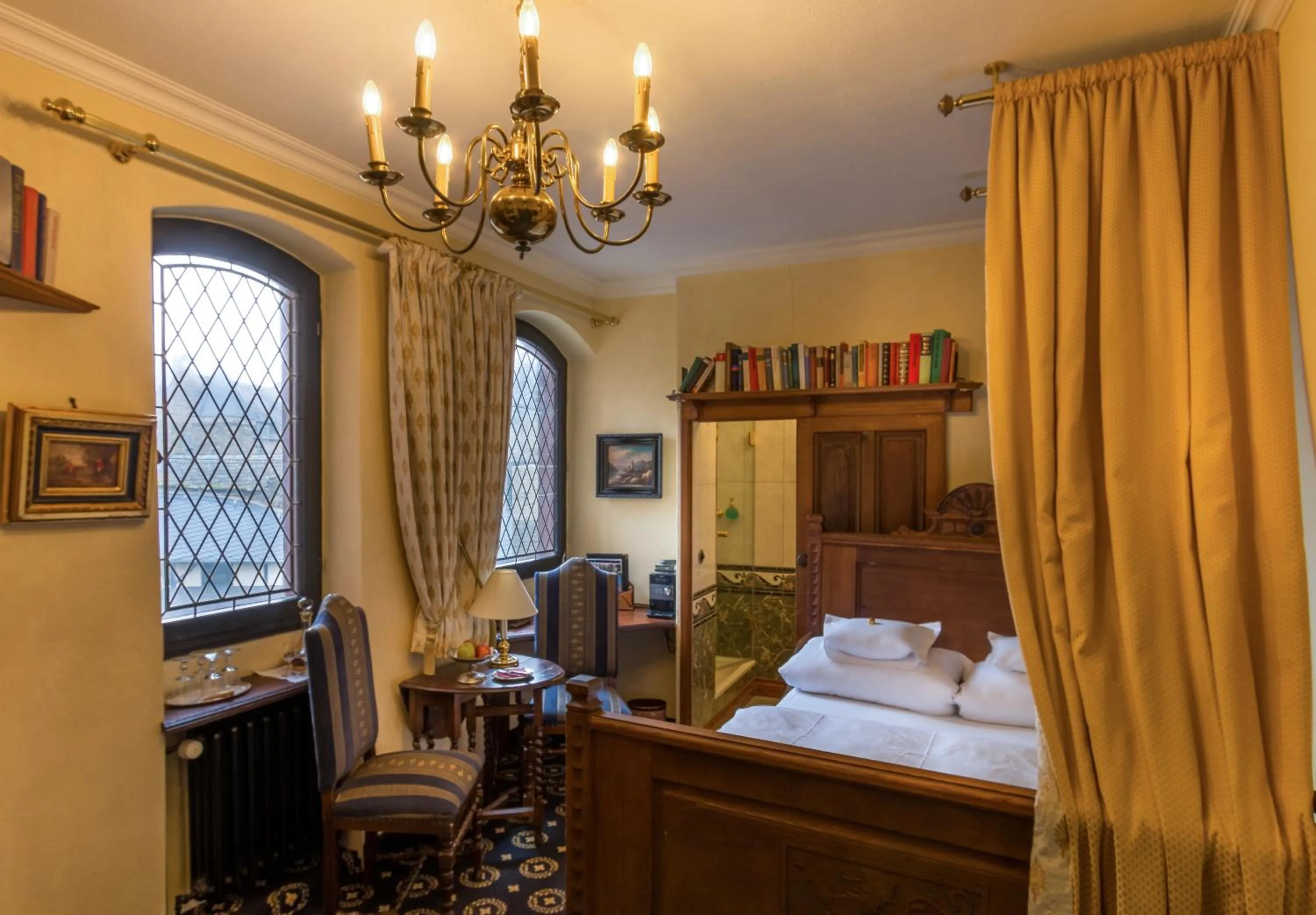 Photo of the whole room, Bed in Burghotel auf Schönburg