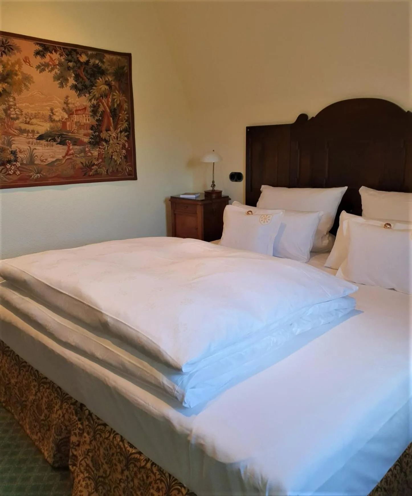 Bed in Burghotel auf Schönburg