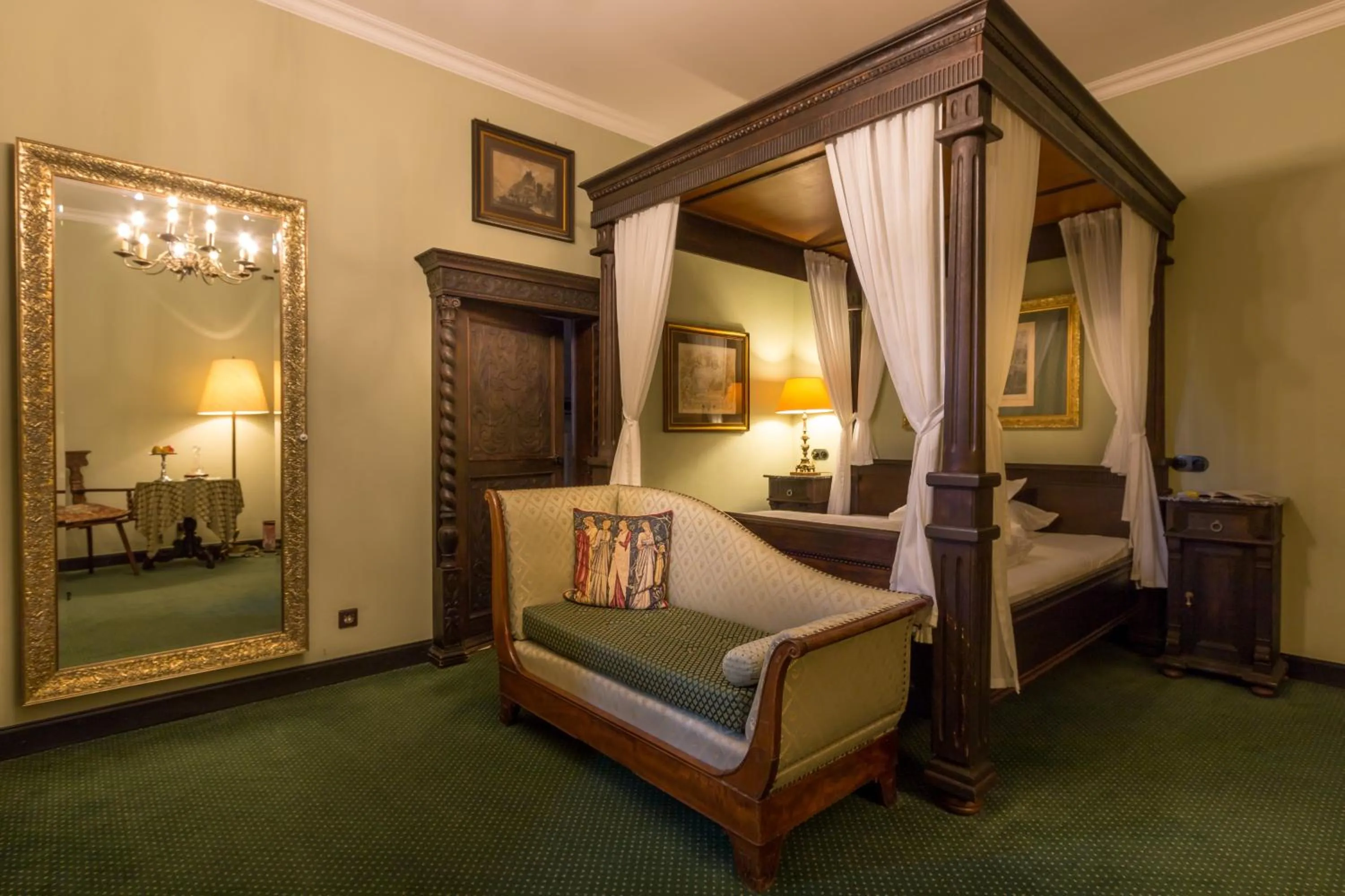 Photo of the whole room, Bed in Burghotel auf Schönburg