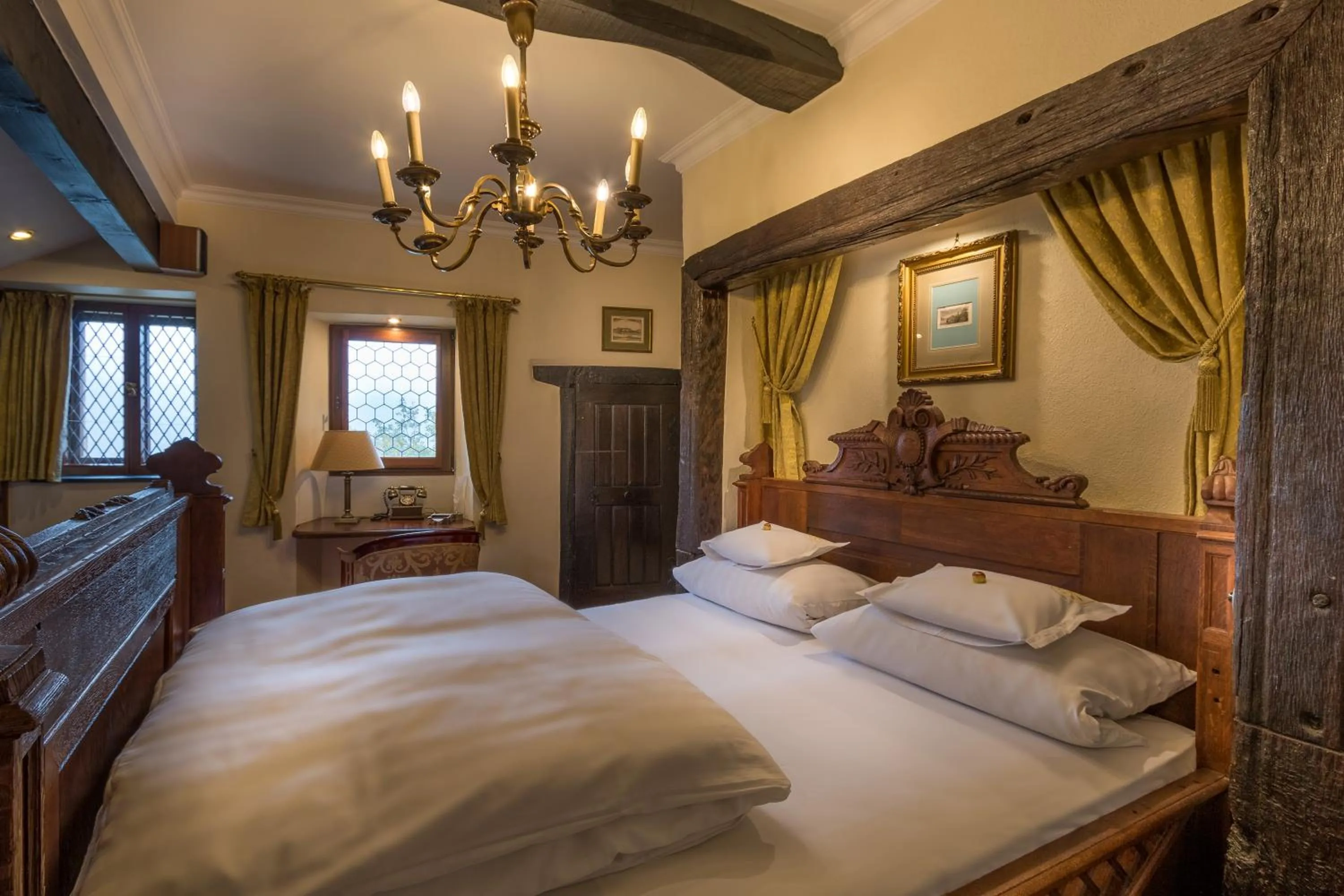 Bed in Burghotel auf Schönburg