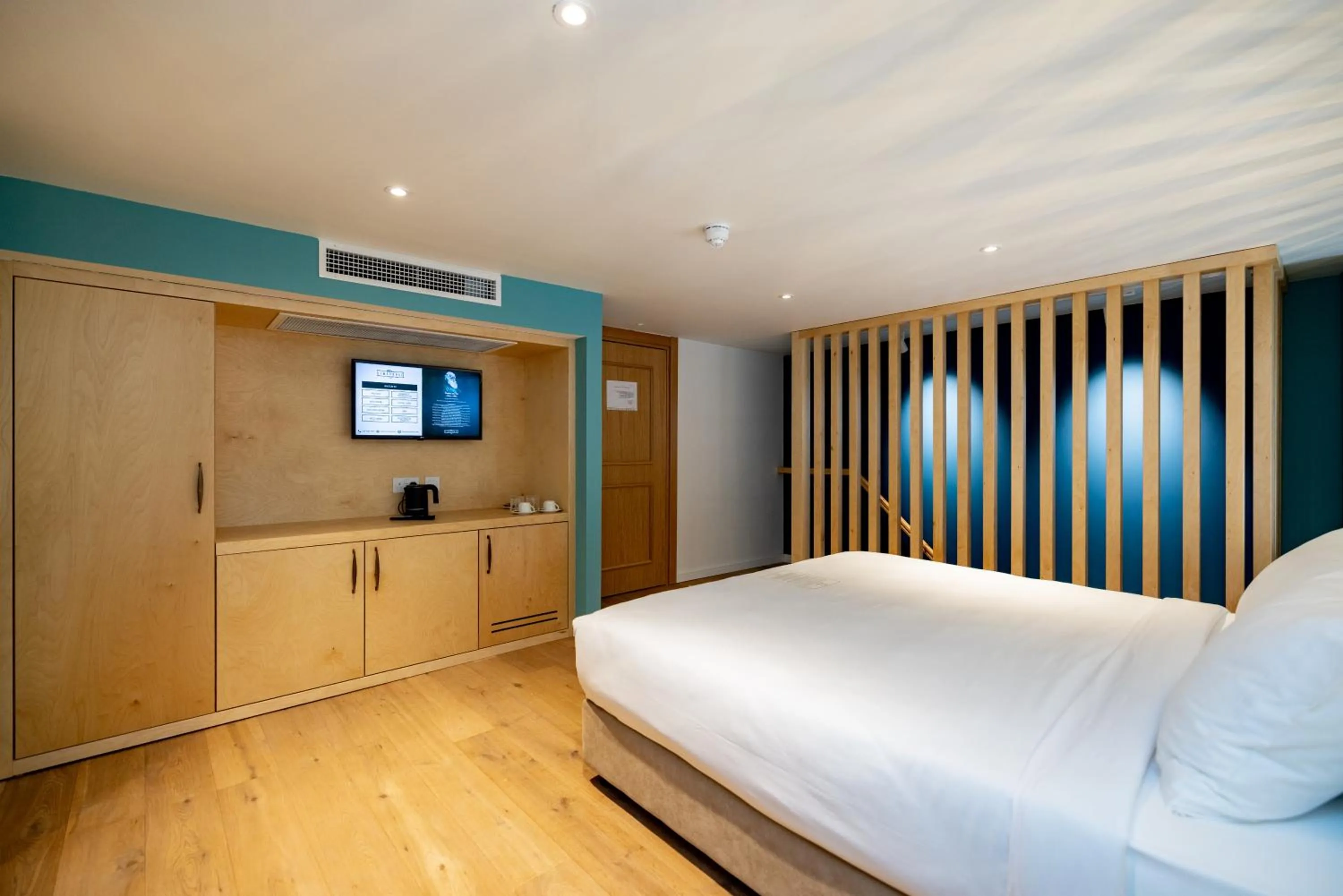 Bed in Limehouse Library Hotel