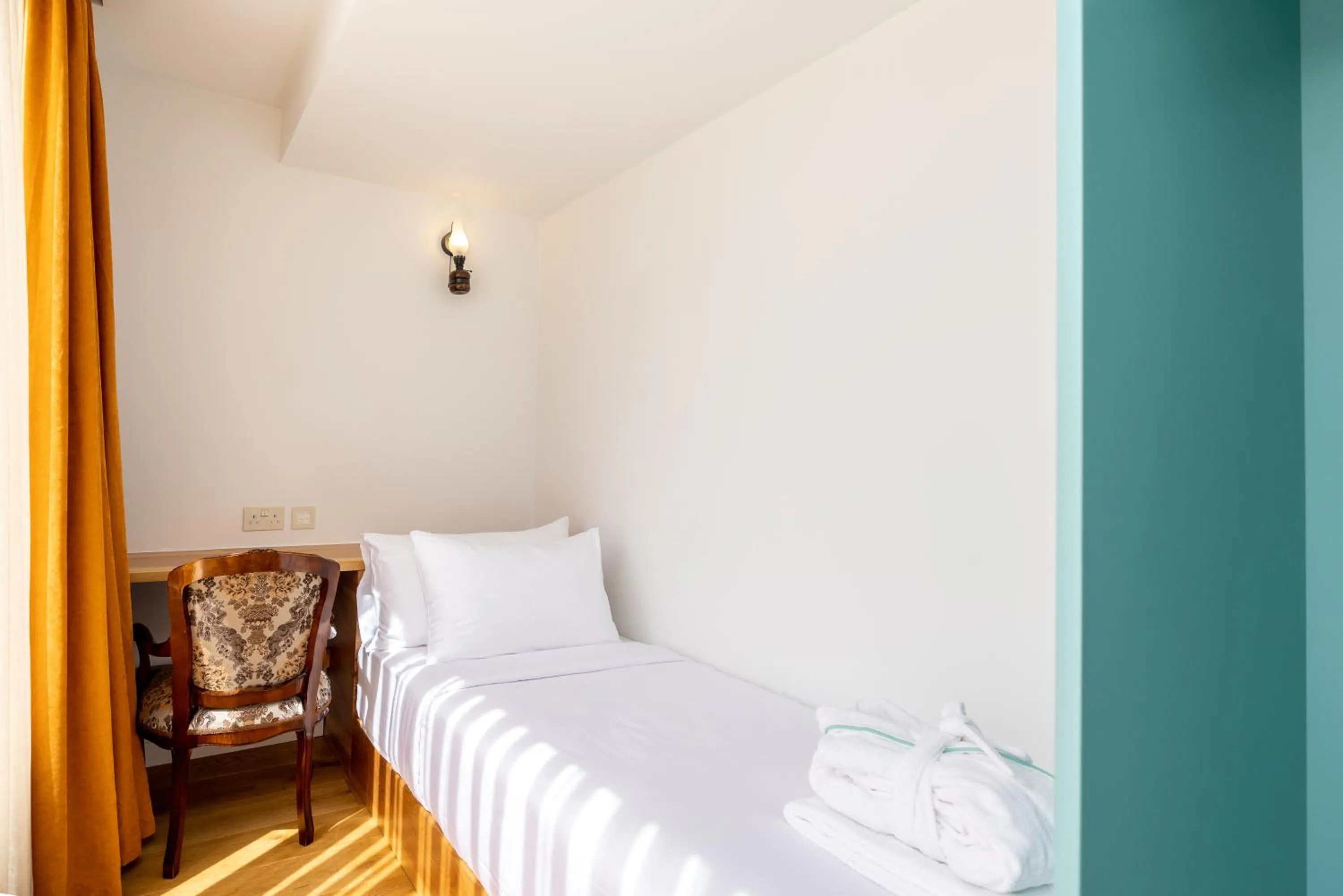 Bed in Limehouse Library Hotel