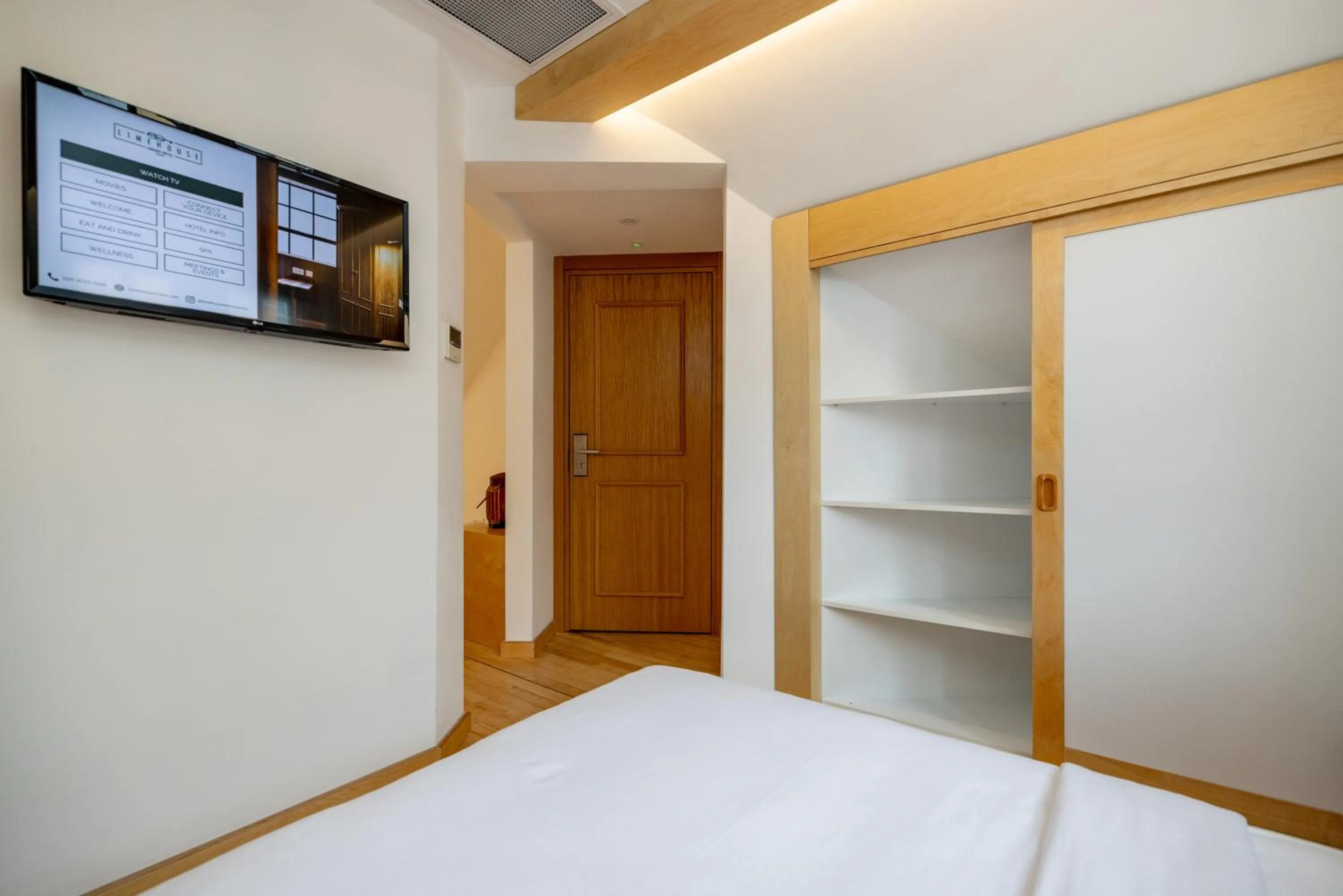 Bed in Limehouse Library Hotel