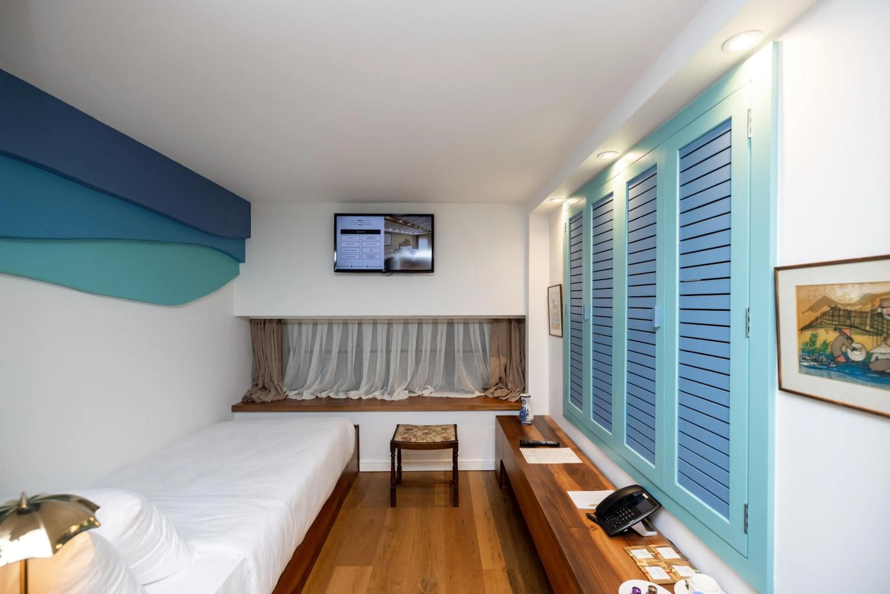 Bed in Limehouse Library Hotel