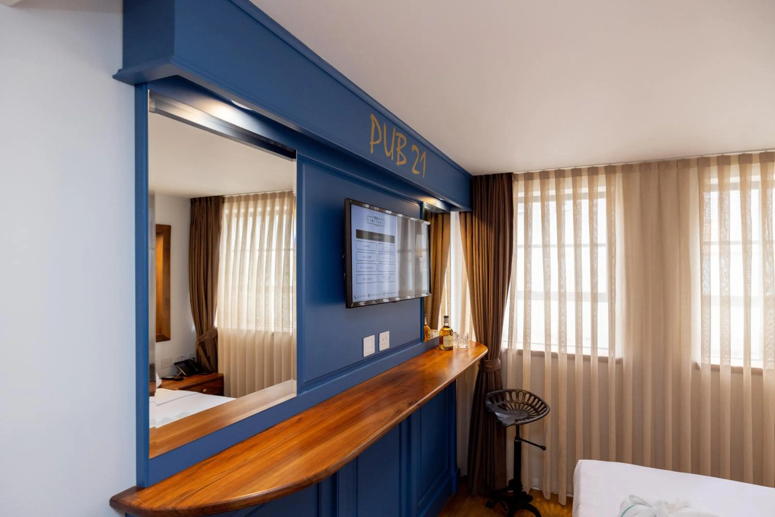 Bed in Limehouse Library Hotel