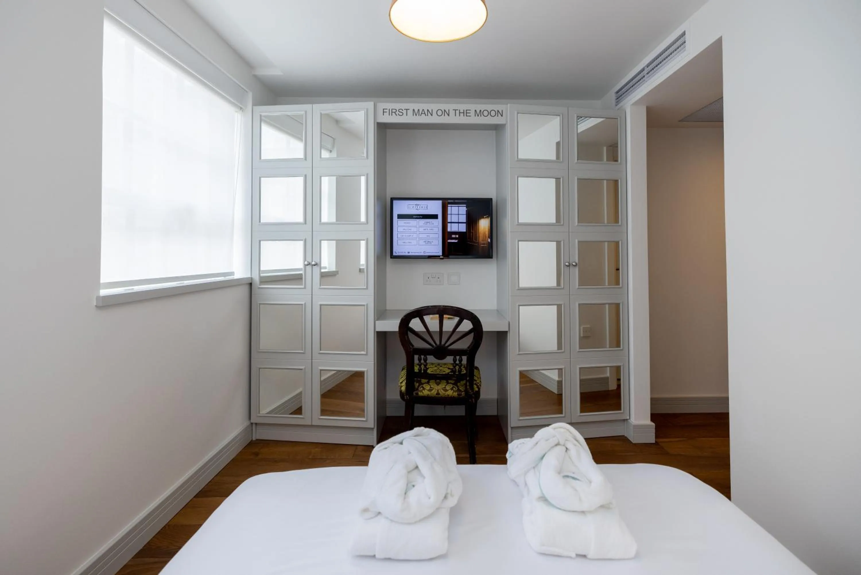 Bed in Limehouse Library Hotel